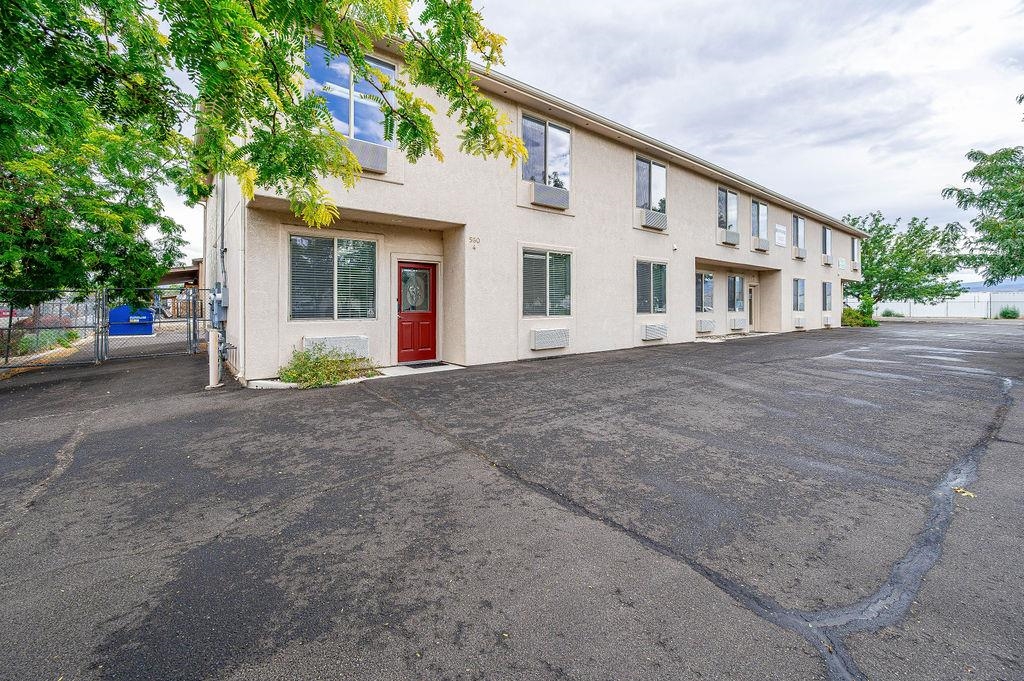 560 S Commercial Drive Property Photo 1