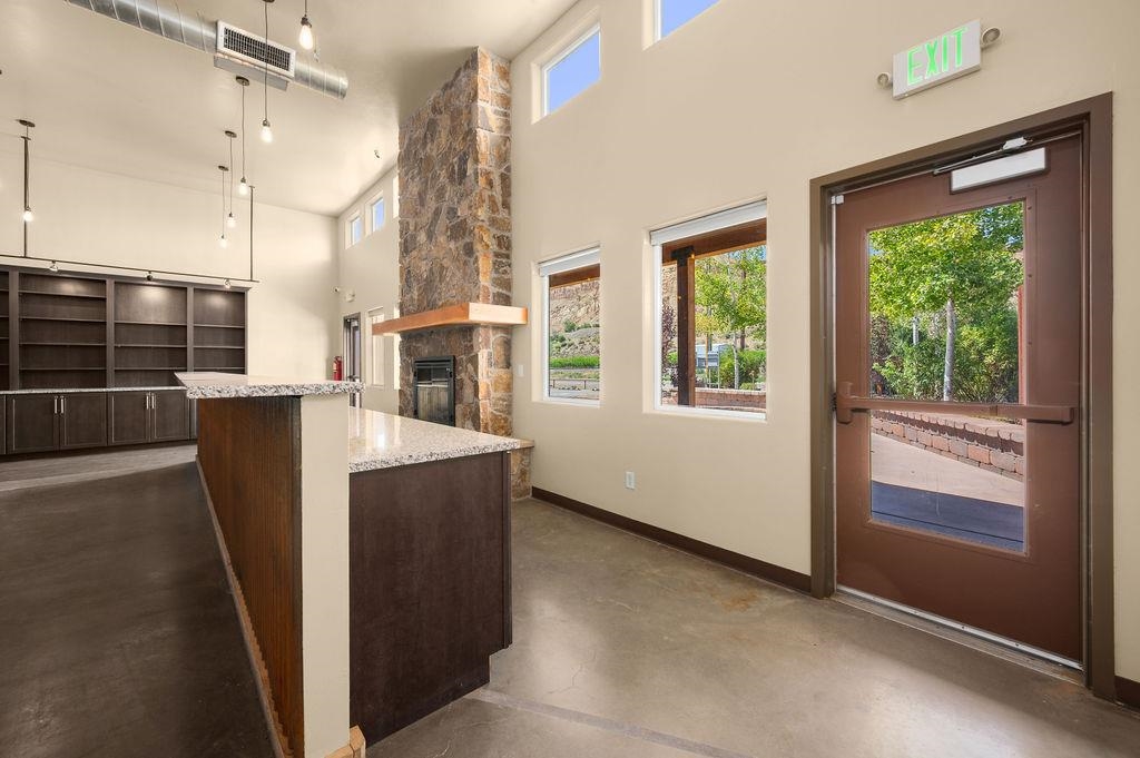 1043 N River Road Property Photo 4