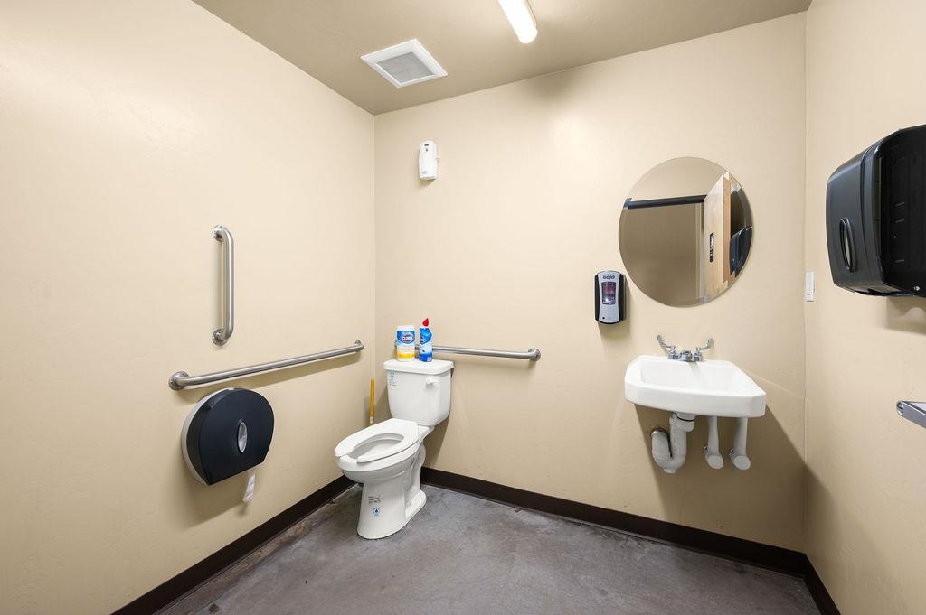 1043 N River Road Property Photo 11