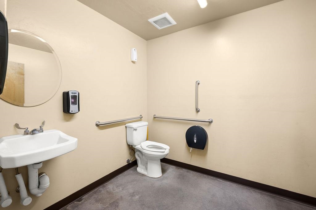 1043 N River Road Property Photo 12