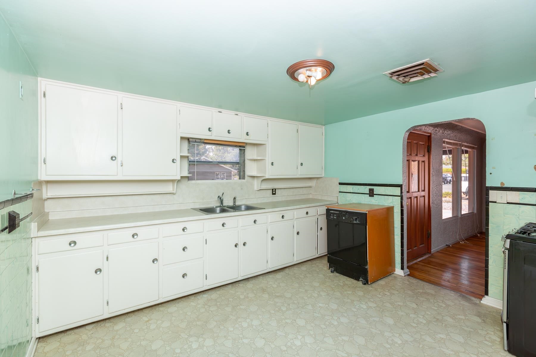 2250 Hall Avenue Property Photo 9