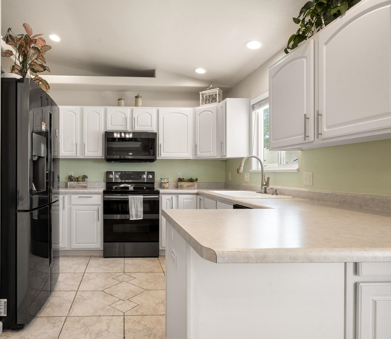 549 Hall Street Property Photo 6