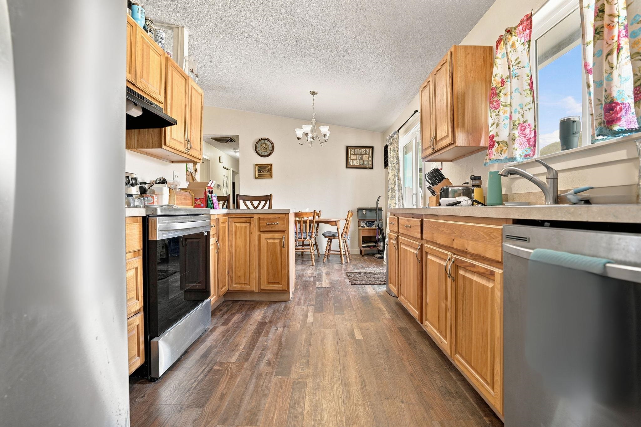 3196 Jamison Avenue Property Photo 9