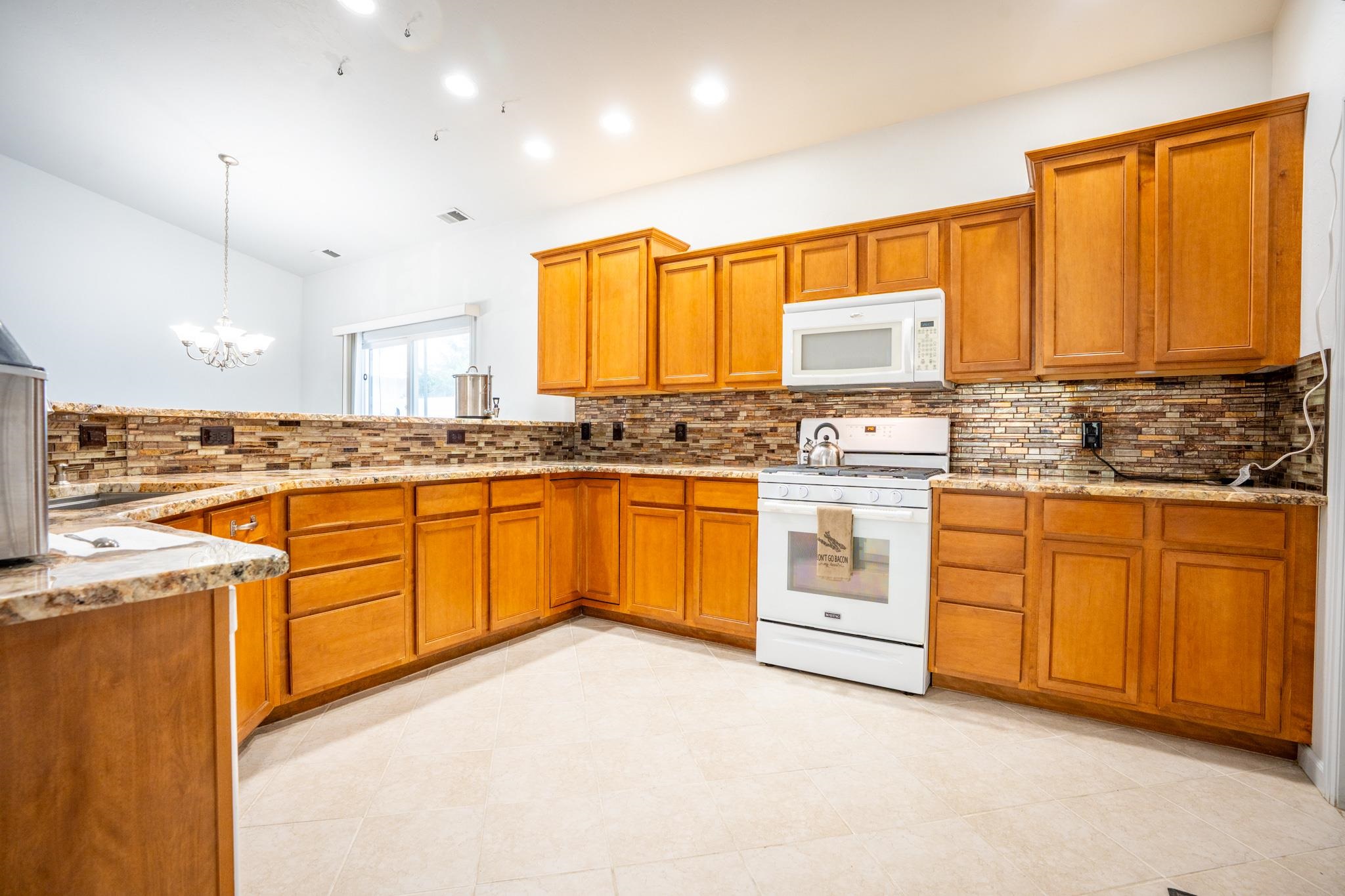 656 Huntington Road Property Photo 11