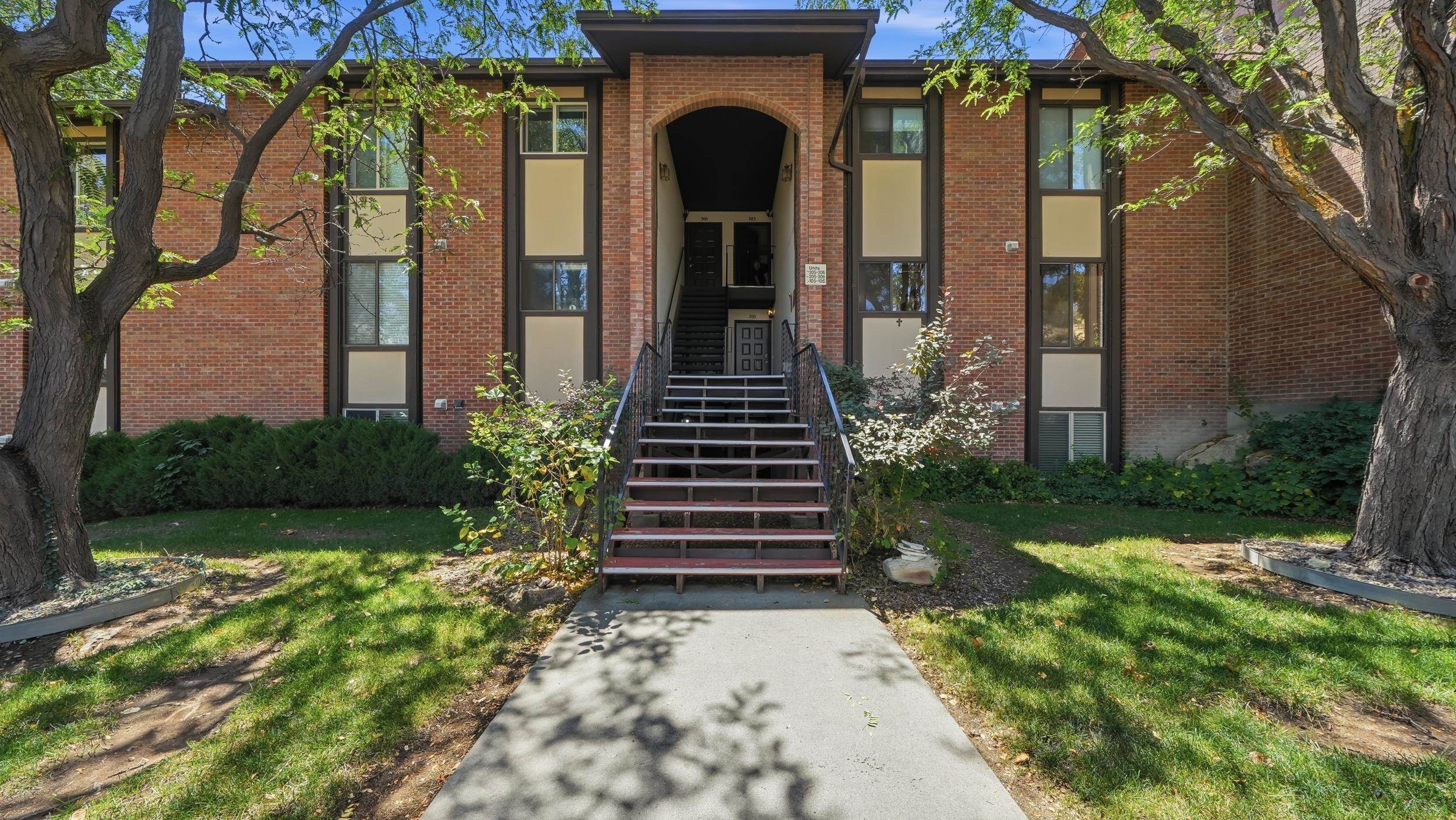 373 Ridges Boulevard