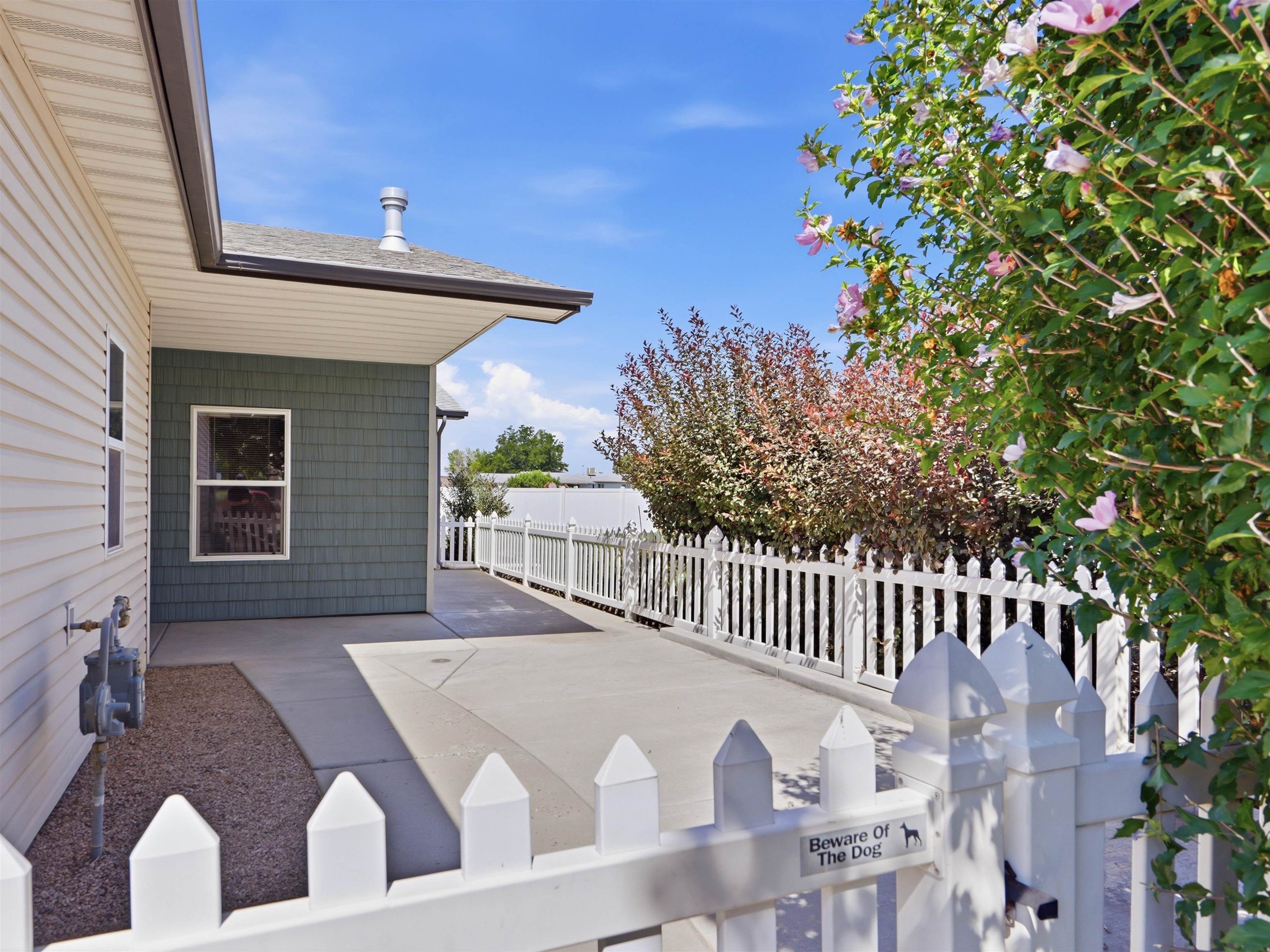 583 1/2 Willoughby Street Property Photo 2