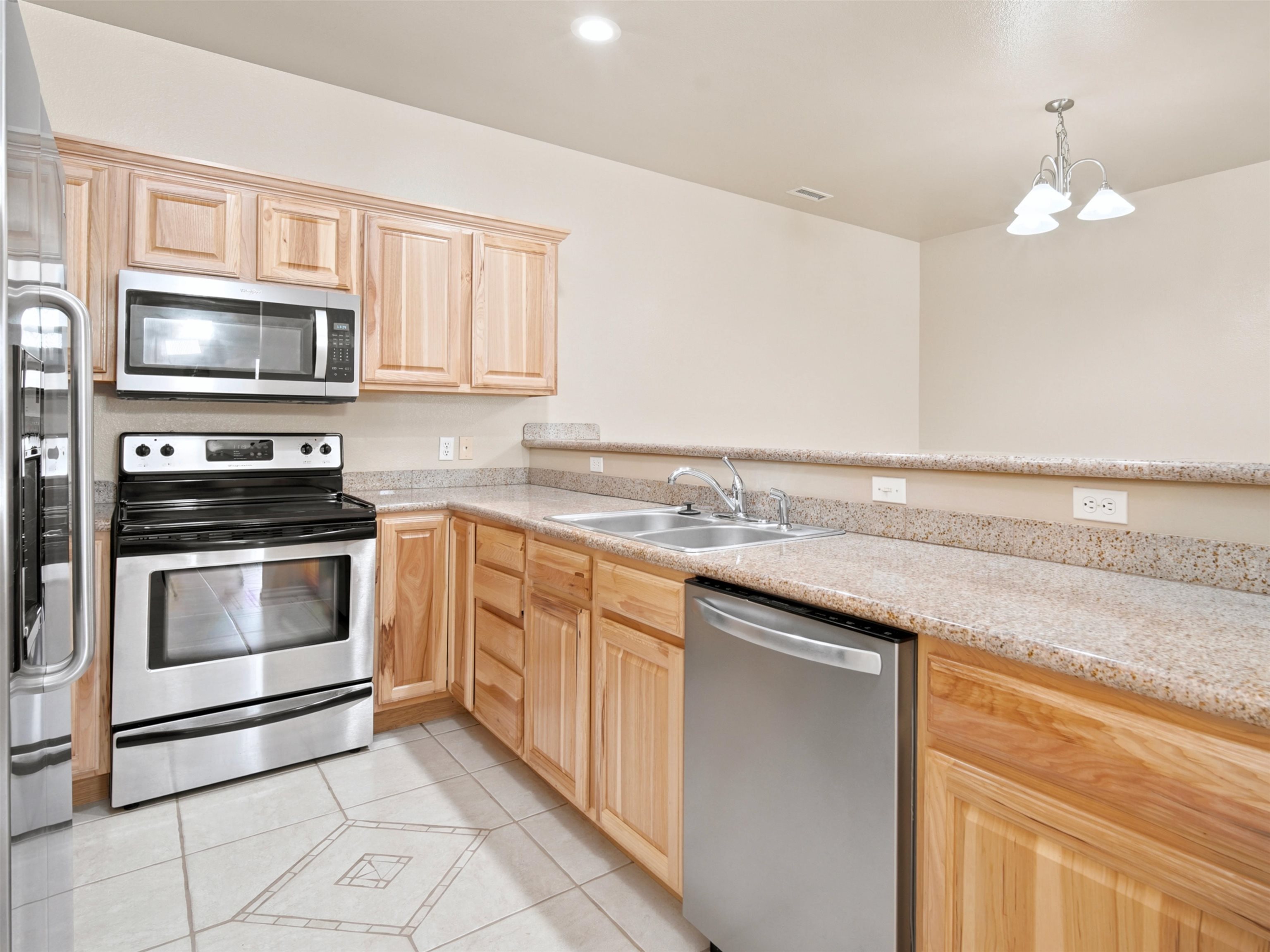 583 1/2 Willoughby Street Property Photo 4