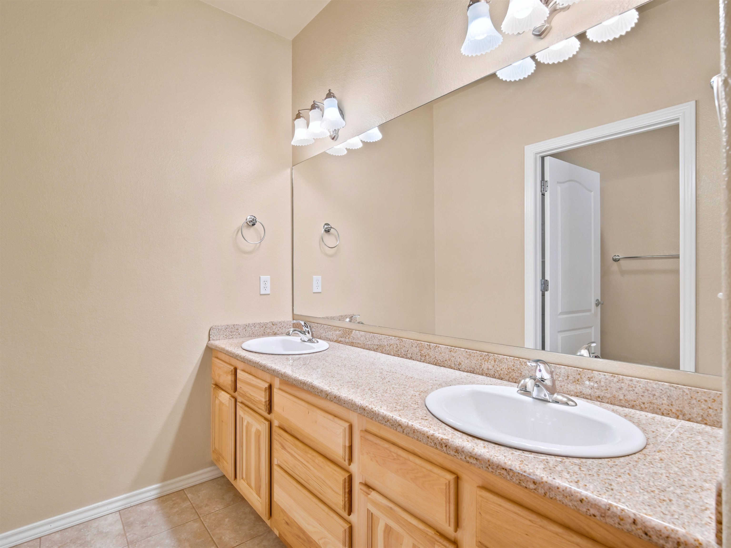 583 1/2 Willoughby Street Property Photo 14