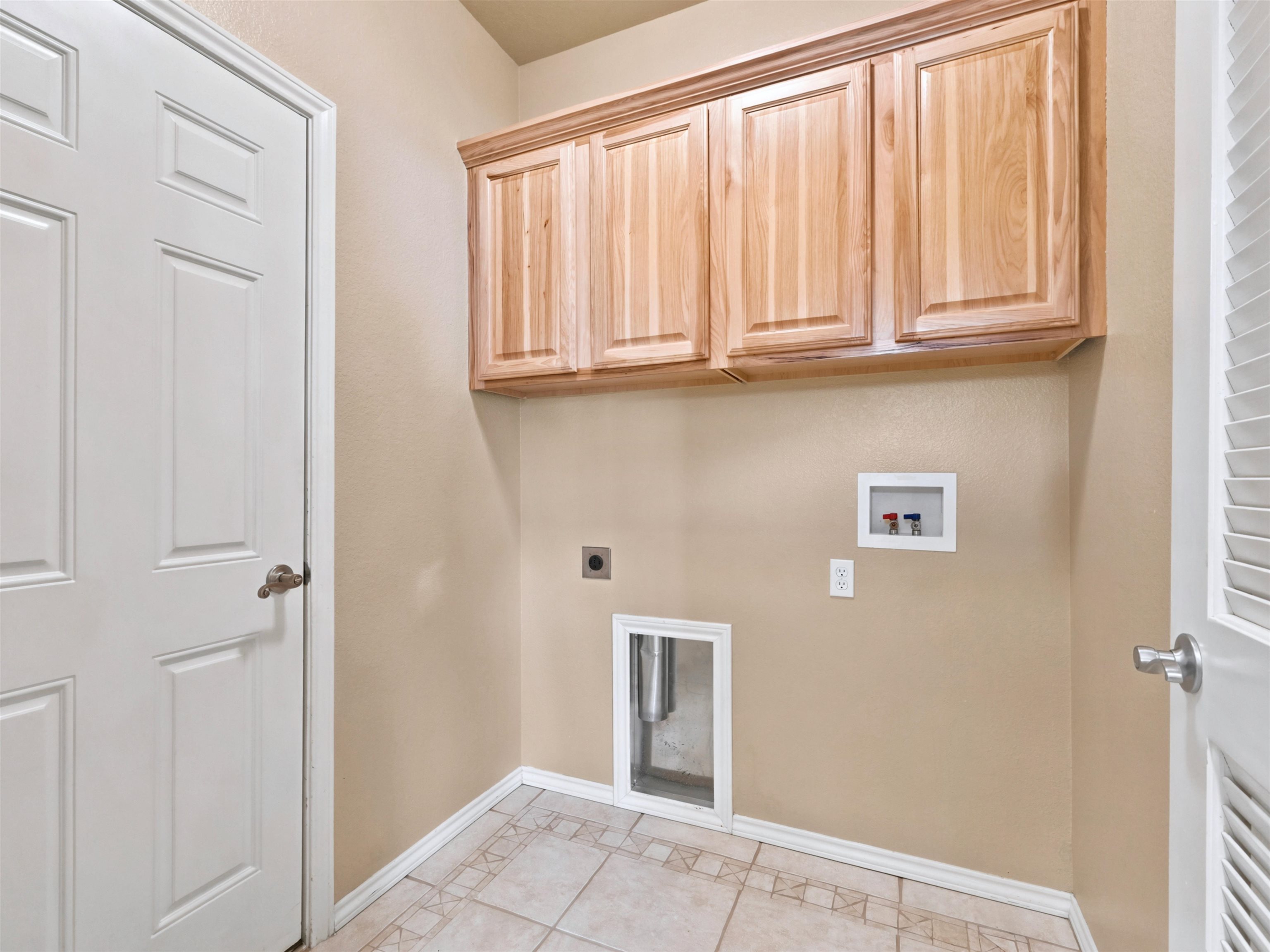 583 1/2 Willoughby Street Property Photo 23