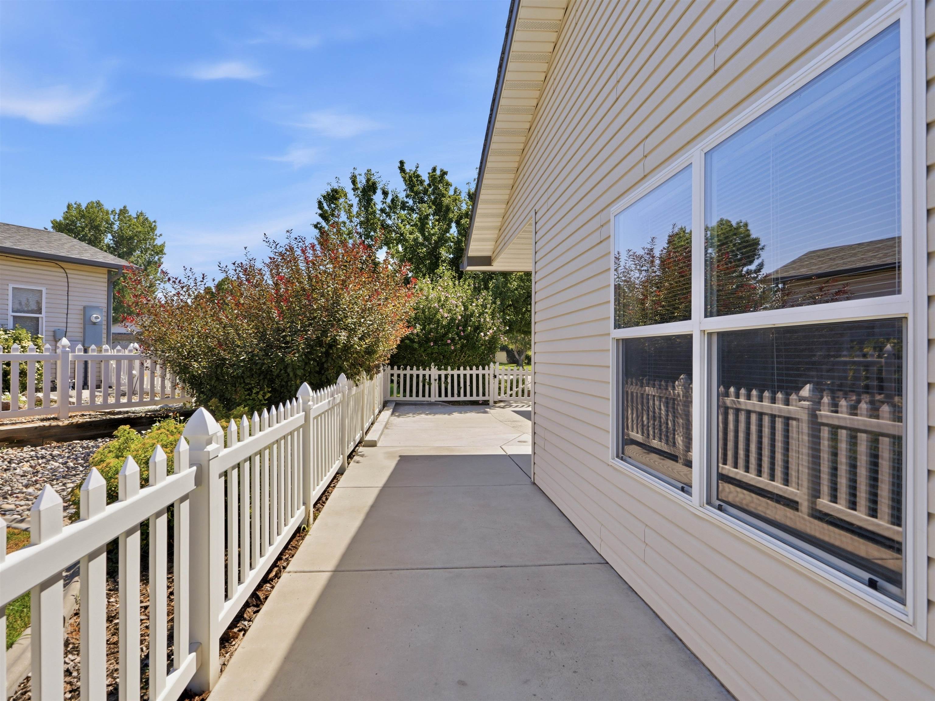 583 1/2 Willoughby Street Property Photo 26