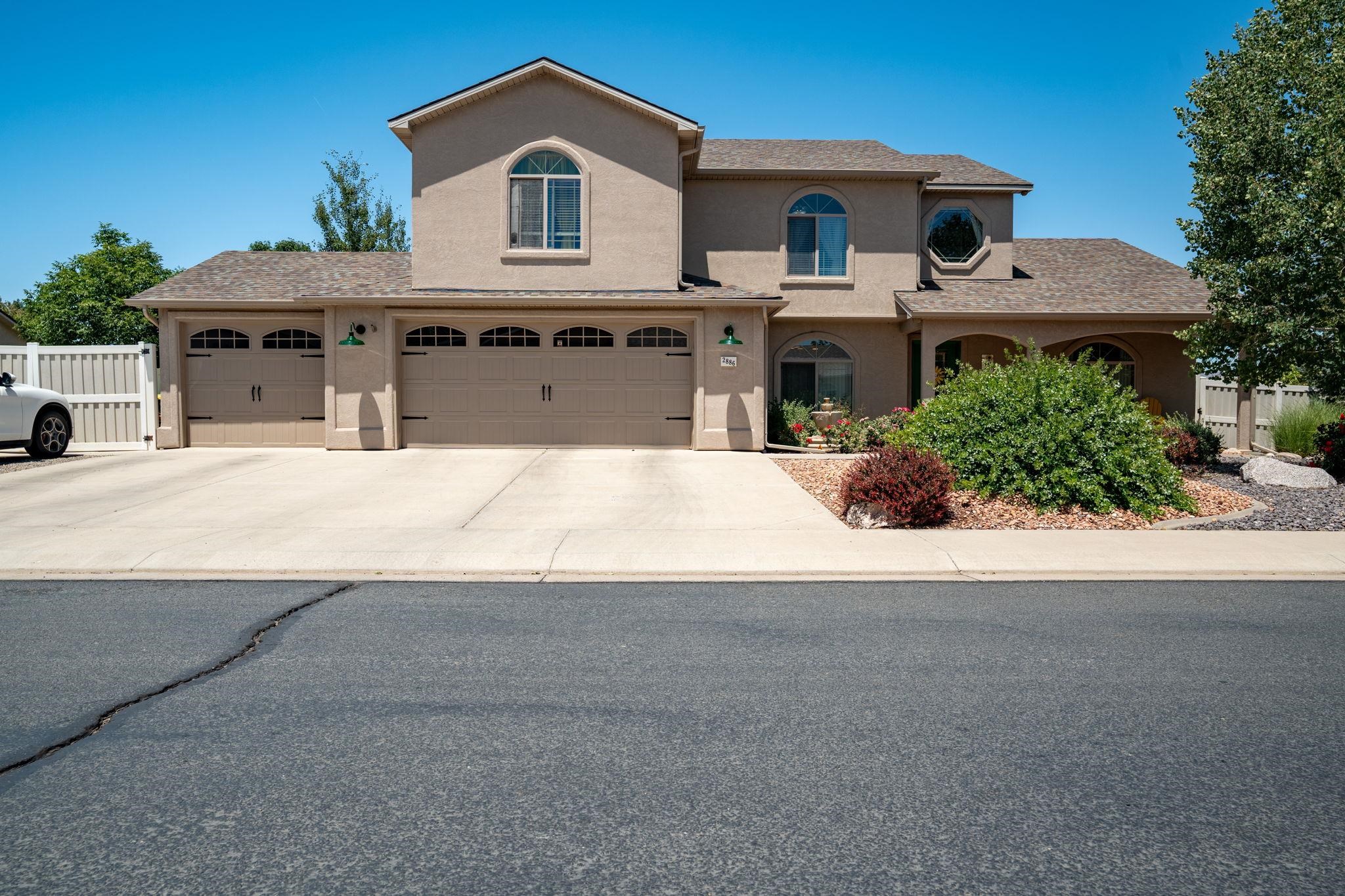 2886 Fall Creek Drive Property Photo 2