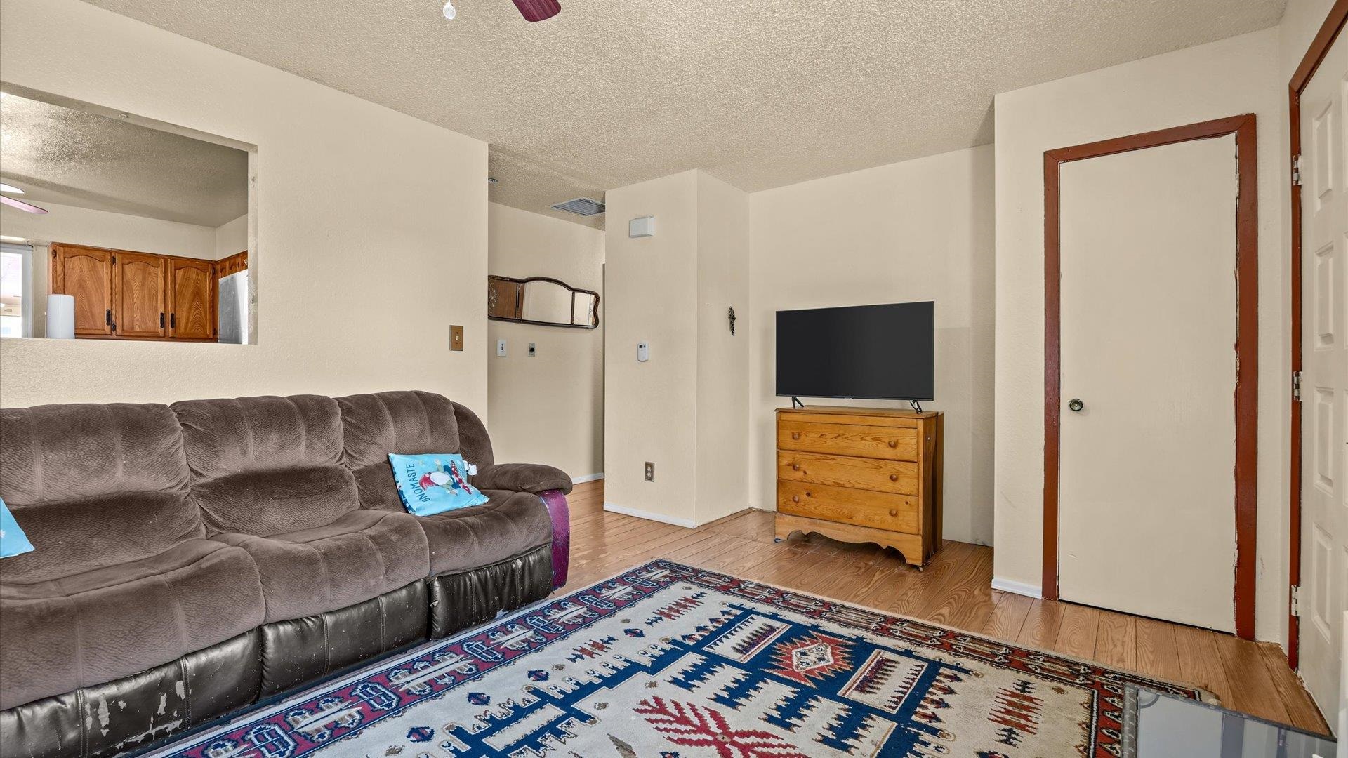466 Santee Street Property Photo 3