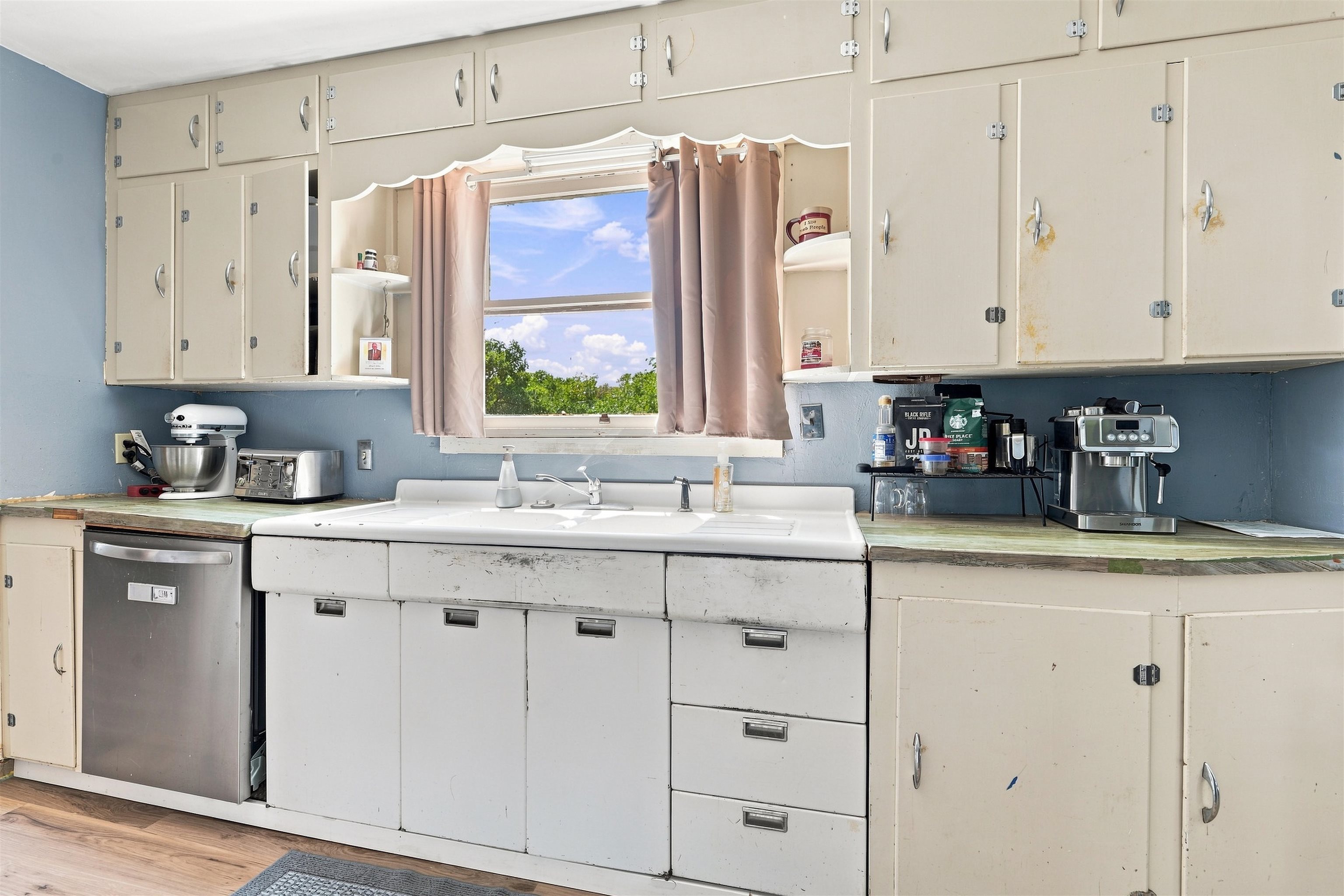 318 27 3/8 Road Property Photo 8
