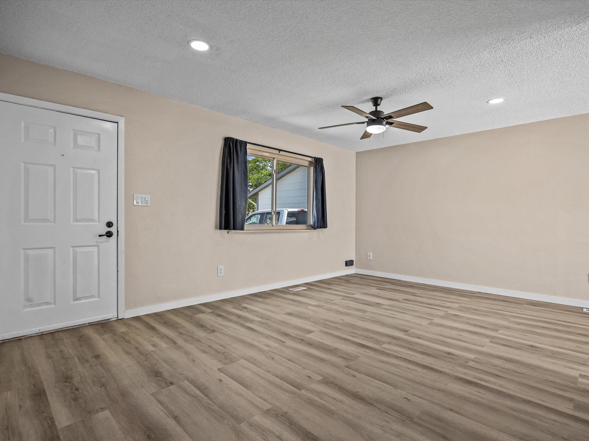 3211 1/2 Bunting Avenue Property Photo 9