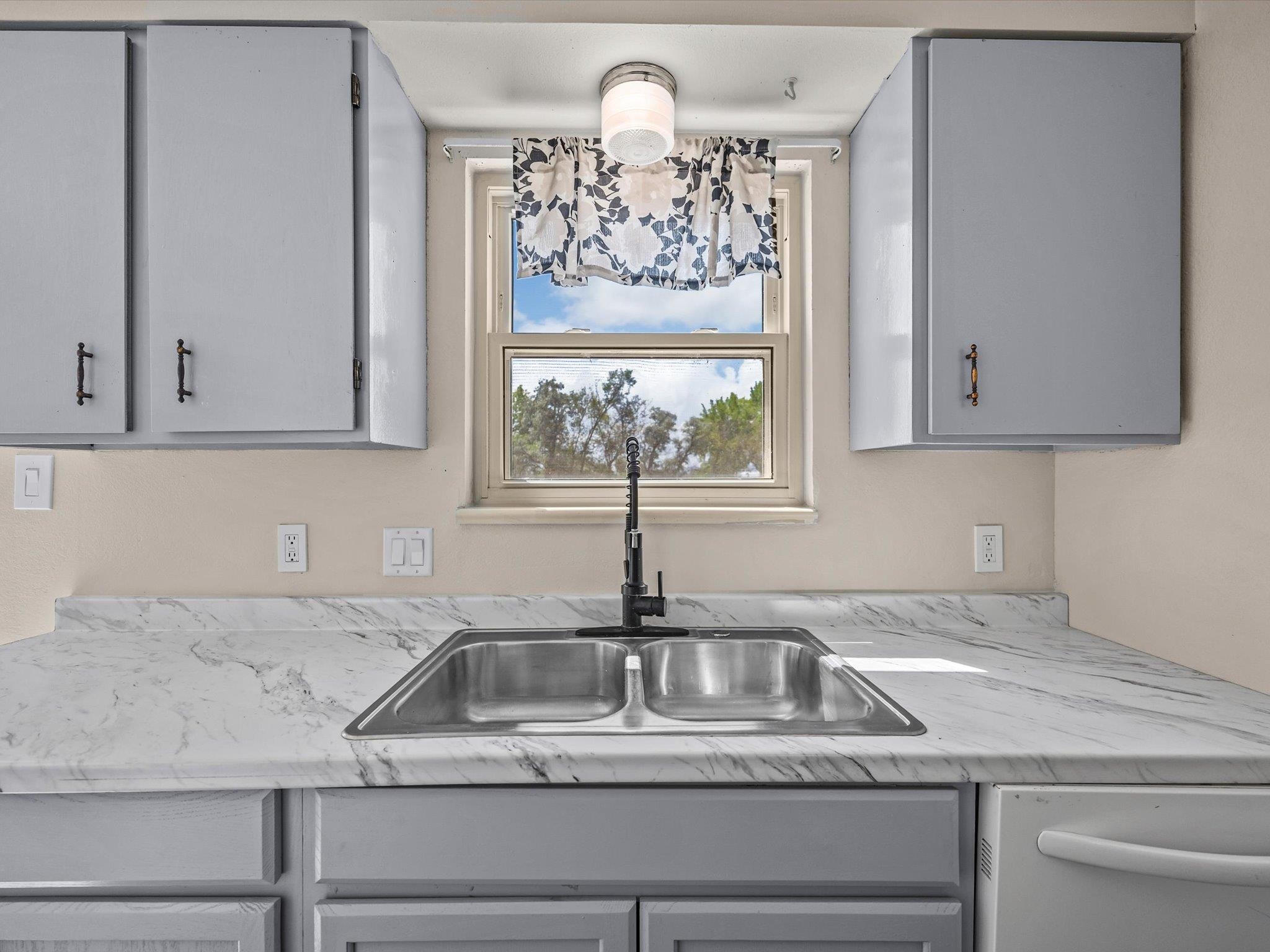 3211 1/2 Bunting Avenue Property Photo 13