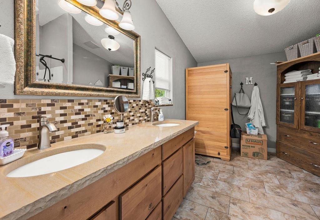 3214 E Road Property Photo 4