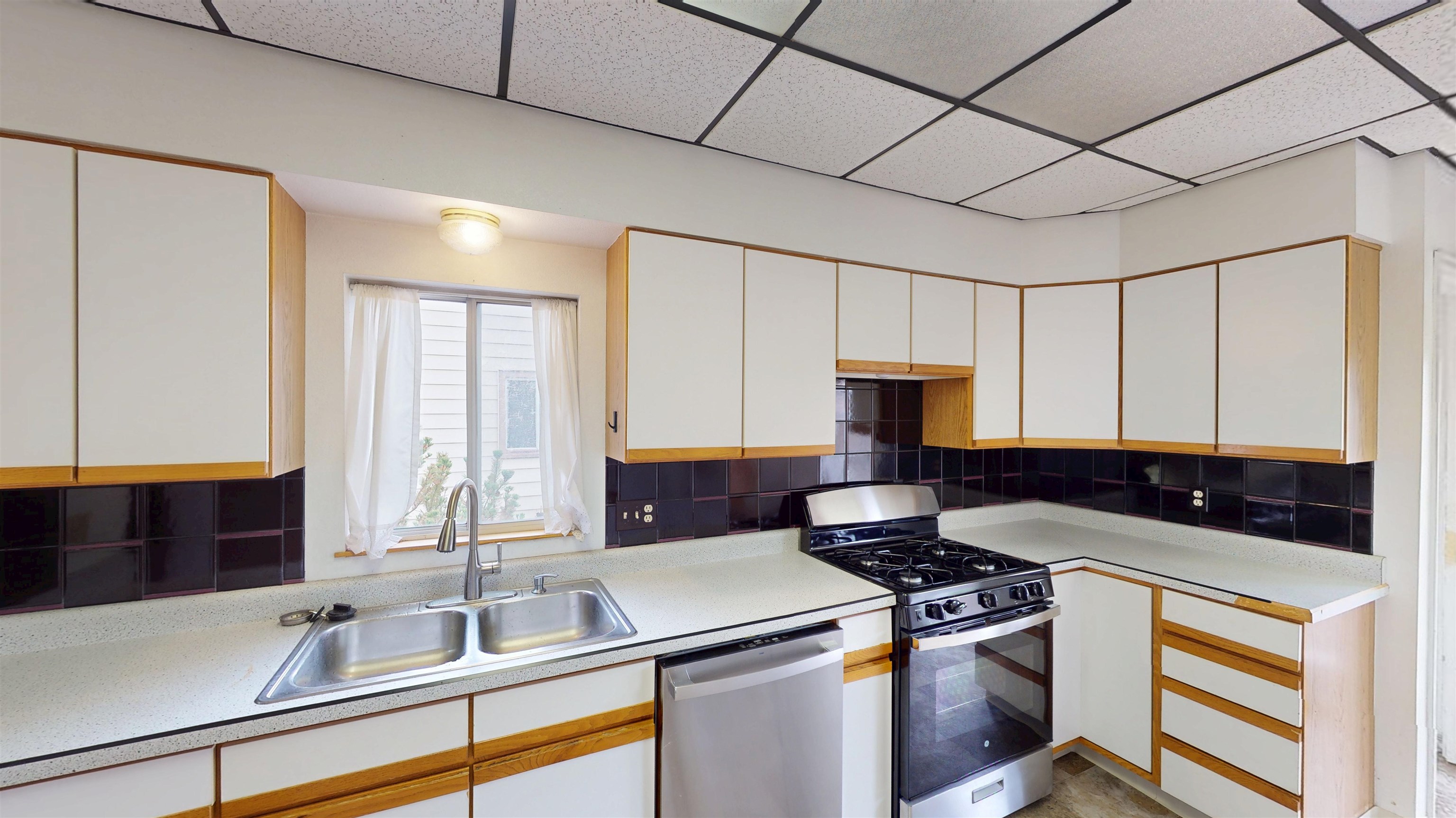 936 Teller Avenue Property Photo 7