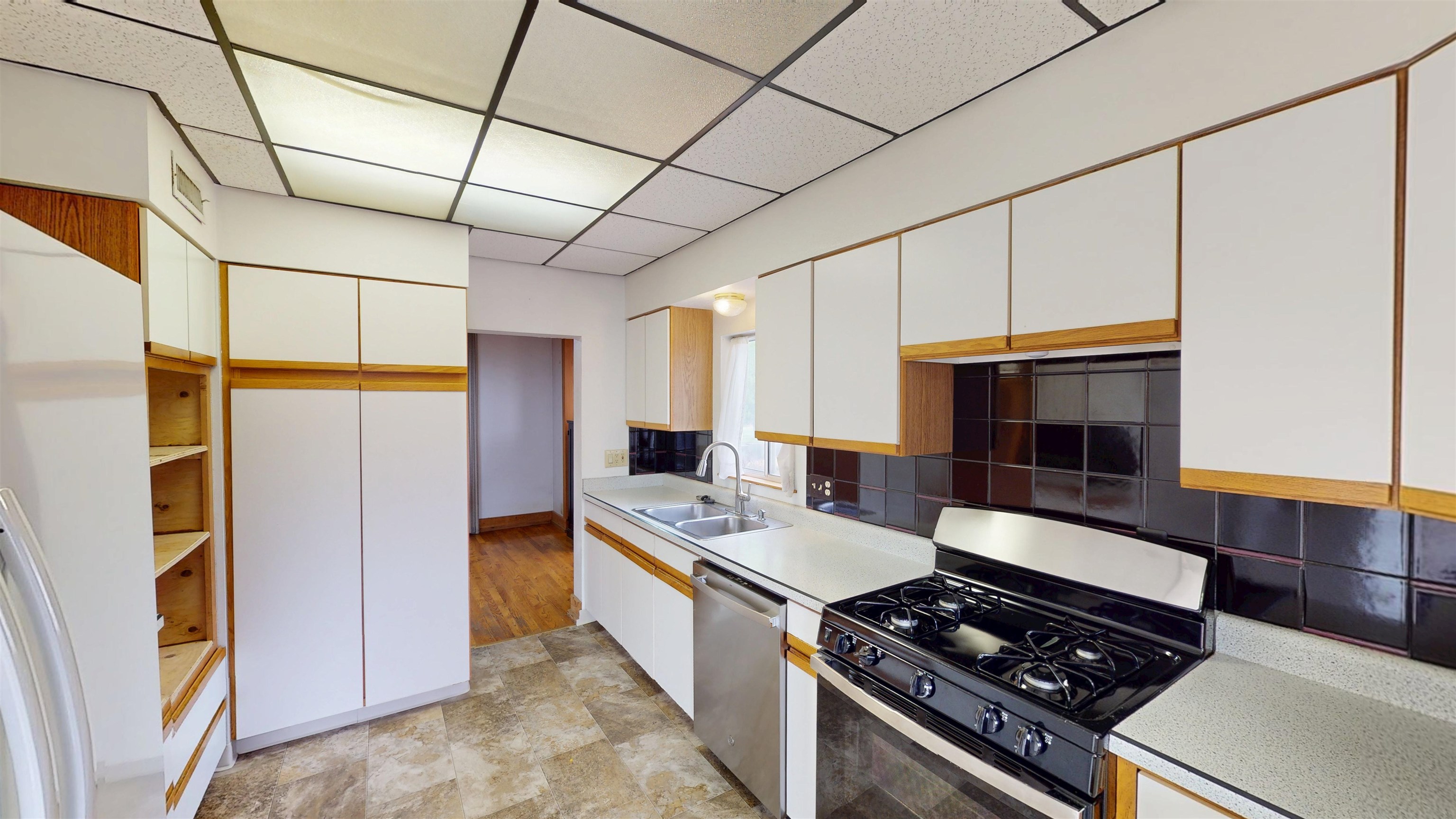 936 Teller Avenue Property Photo 9