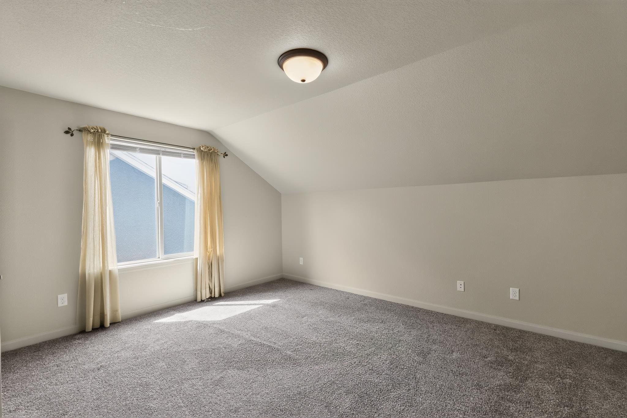 672 Chaffee Avenue Property Photo 14