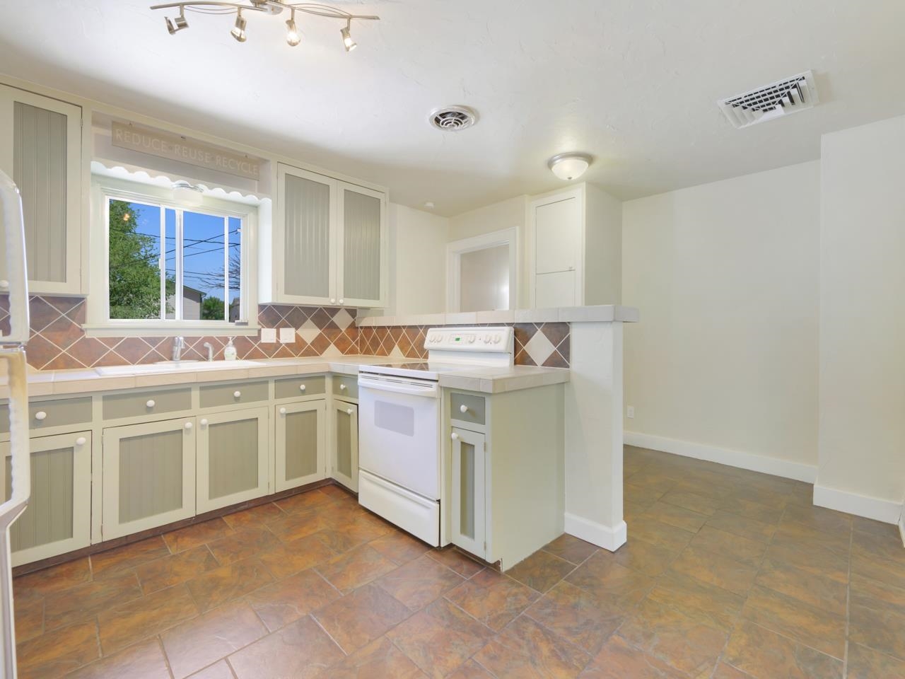1434 White Avenue Property Photo 10