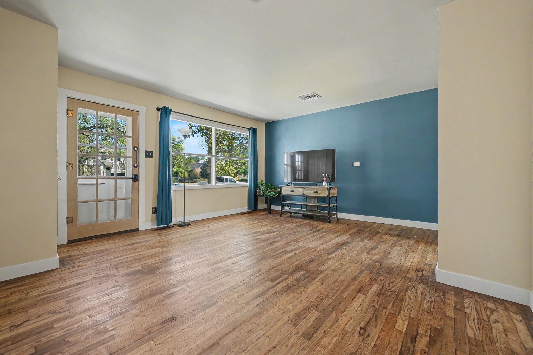 2533 Elm Avenue Property Photo 5