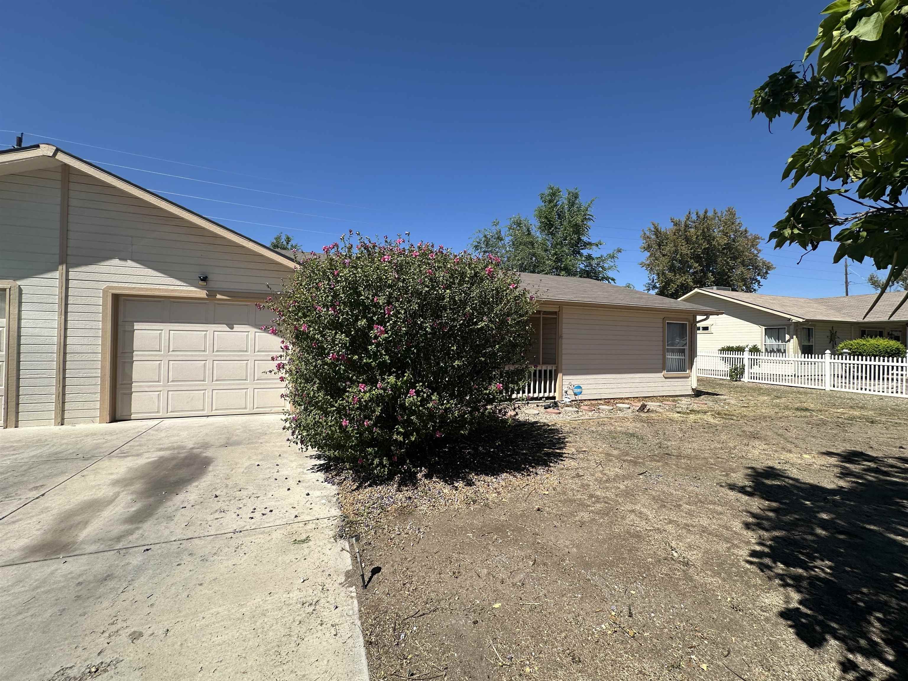 469 Mae Street Property Photo 3