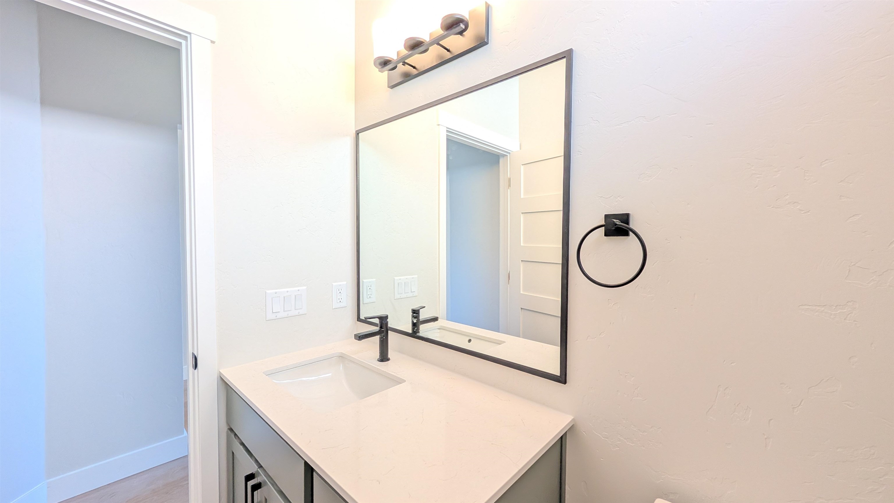 2471 Ross Road Property Photo 6