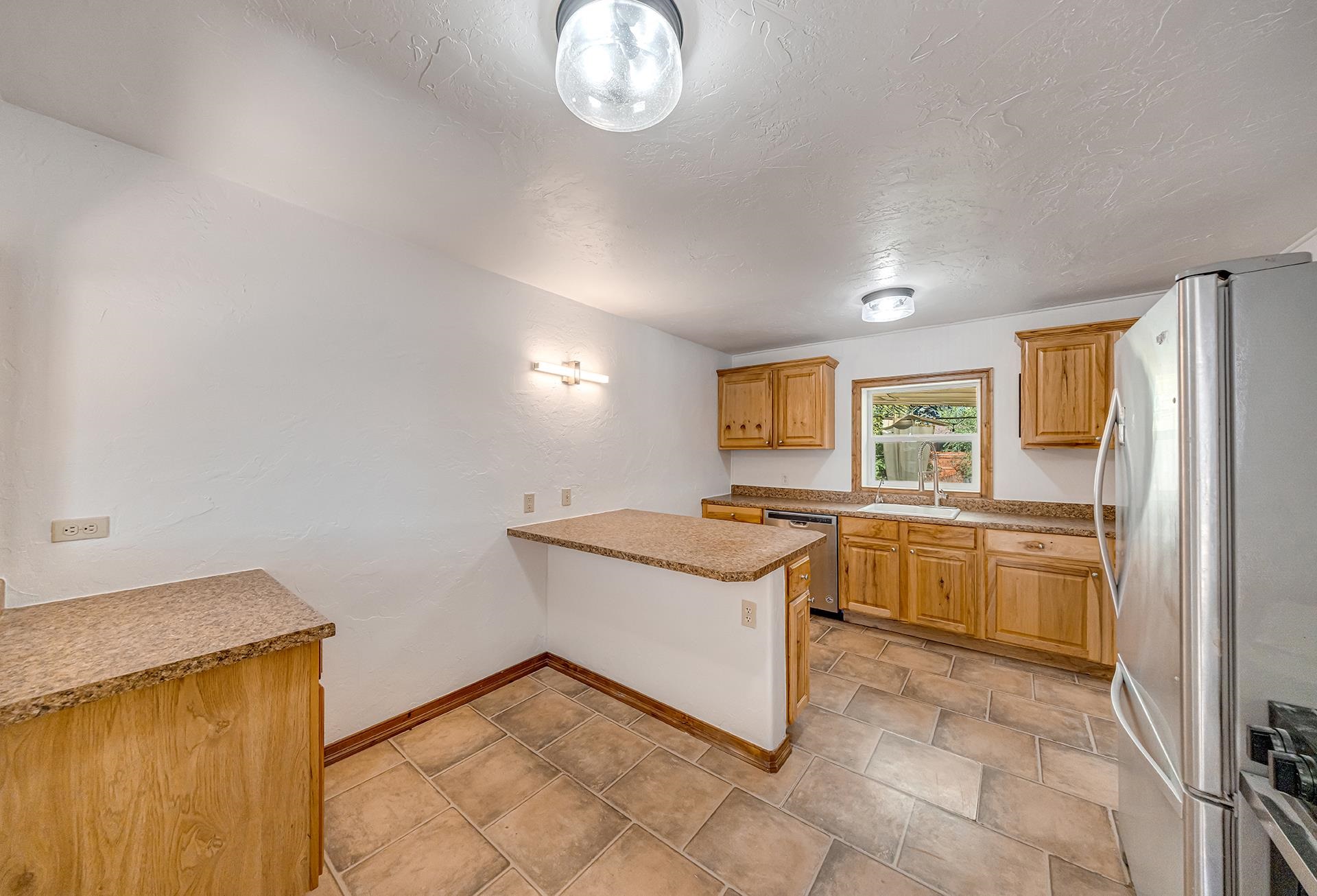 281 N Peach Street Property Photo 10