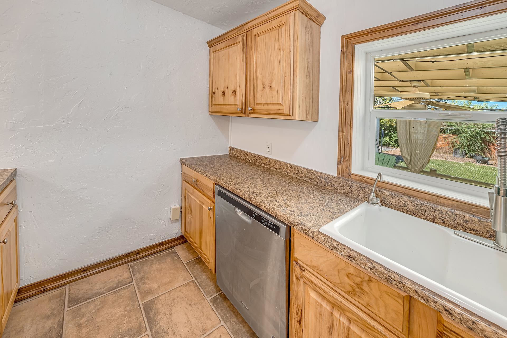281 N Peach Street Property Photo 14