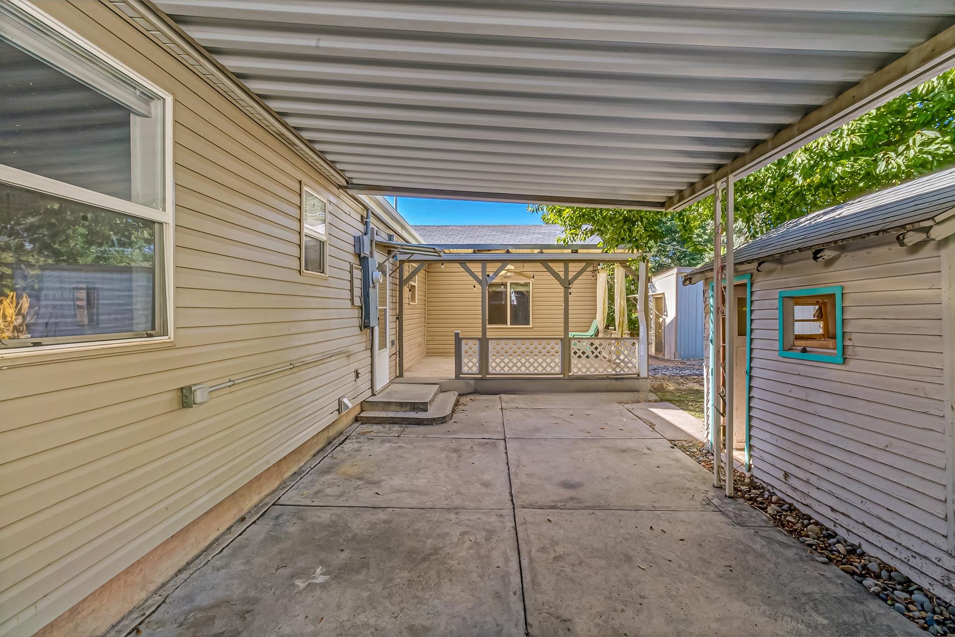 281 N Peach Street Property Photo 34