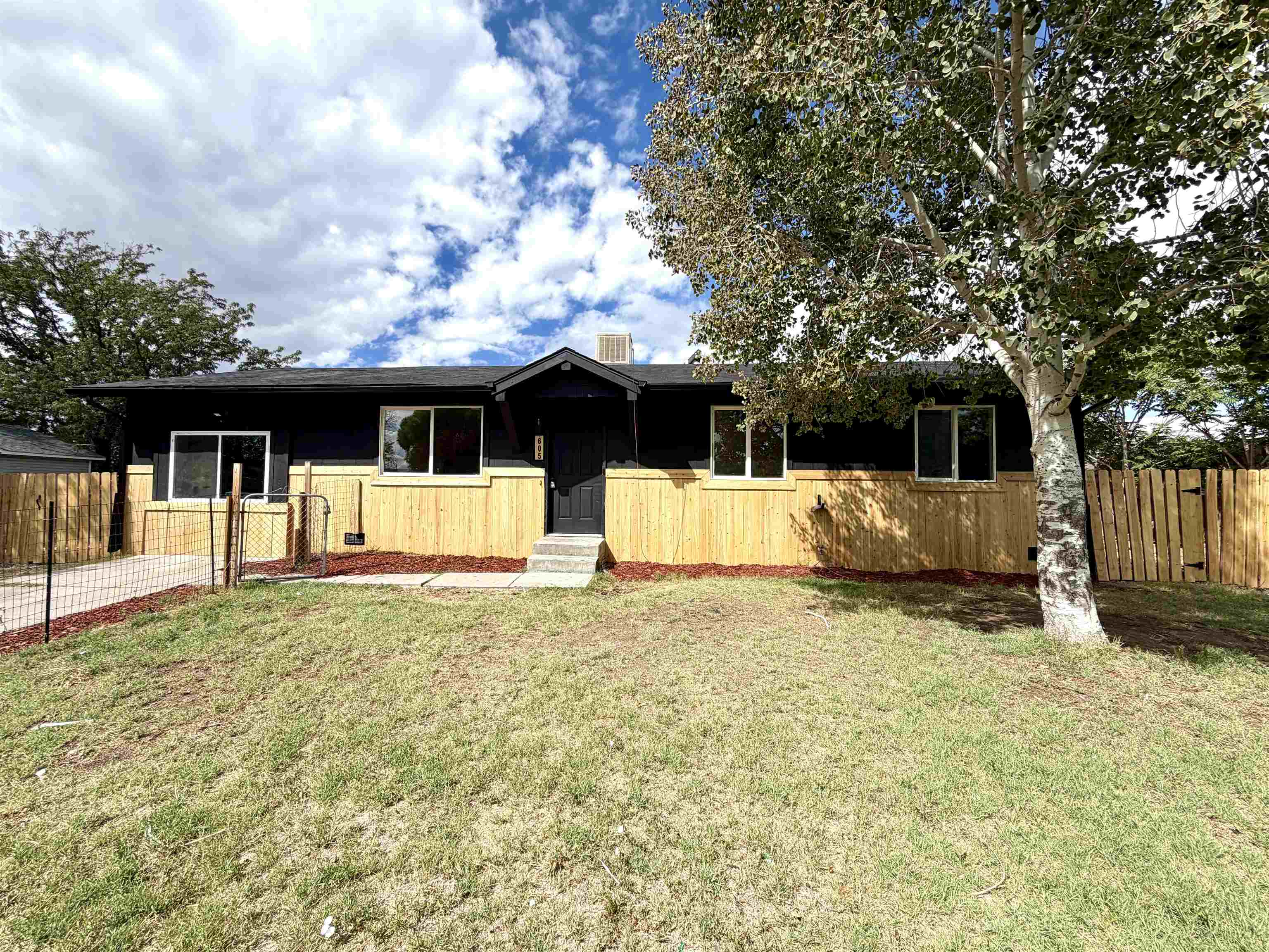605 Susan Street Property Photo 2