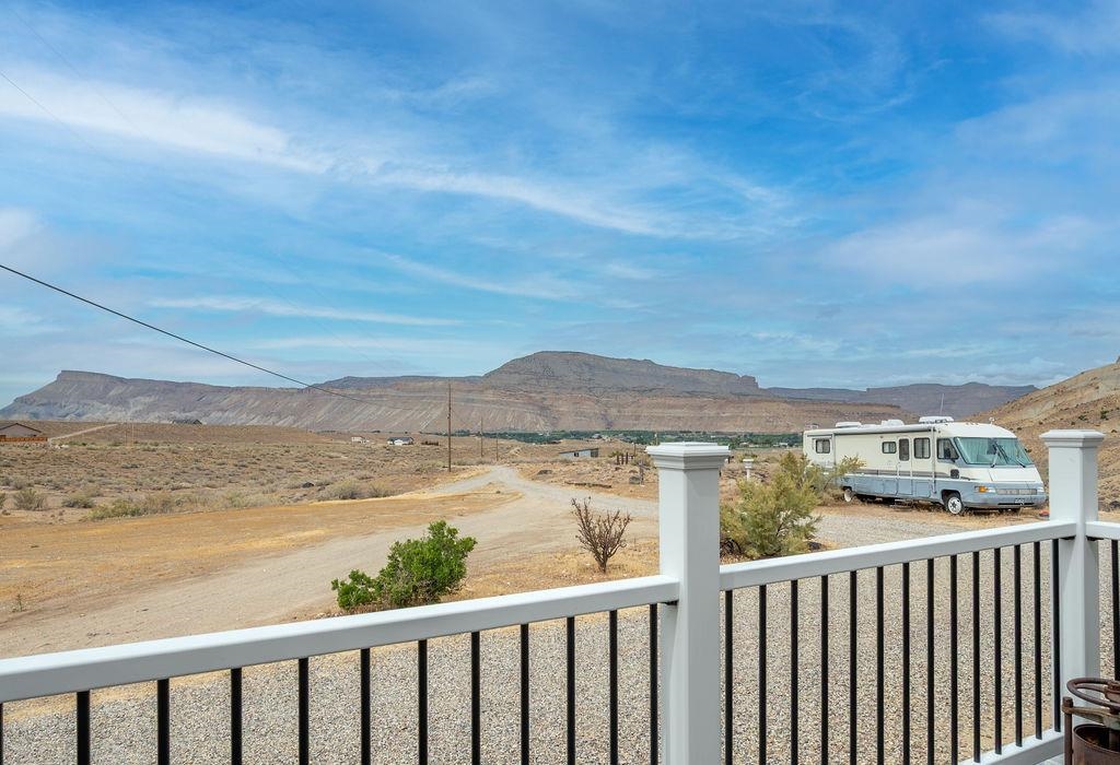 598 39 Road Property Photo 4