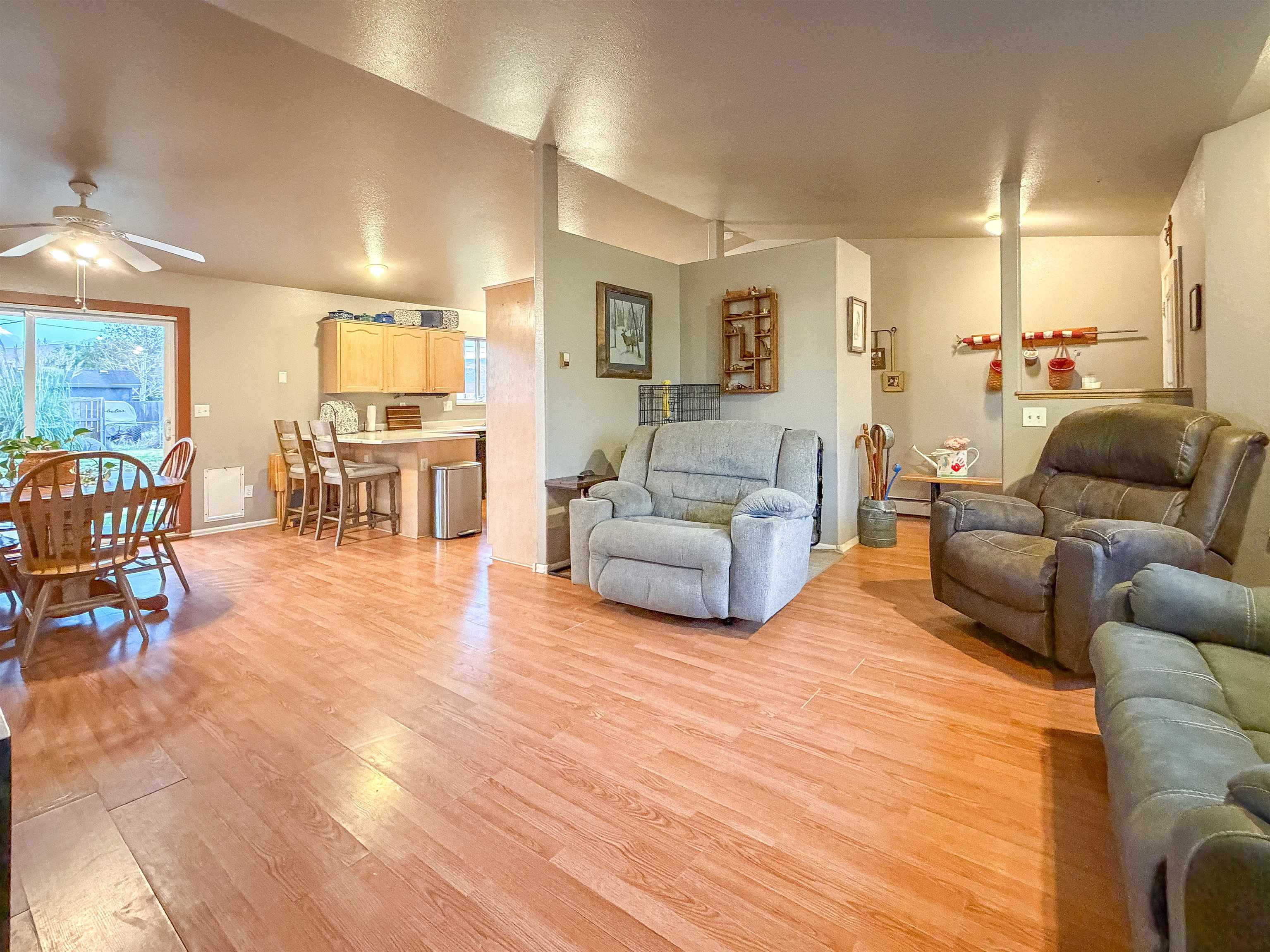 1032 E Grand Avenue Property Photo 6