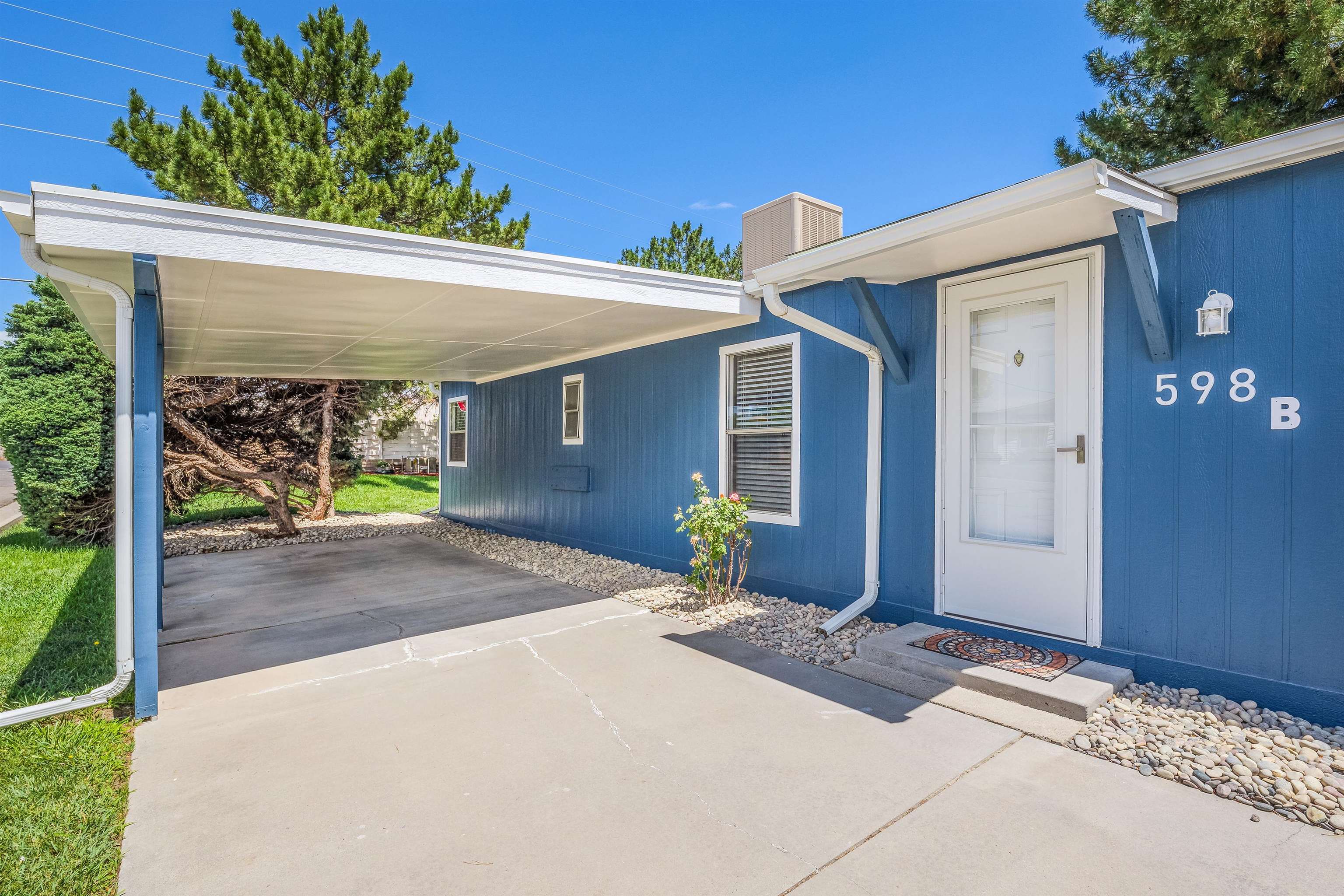 598 E Conestoga Circle Property Photo 4