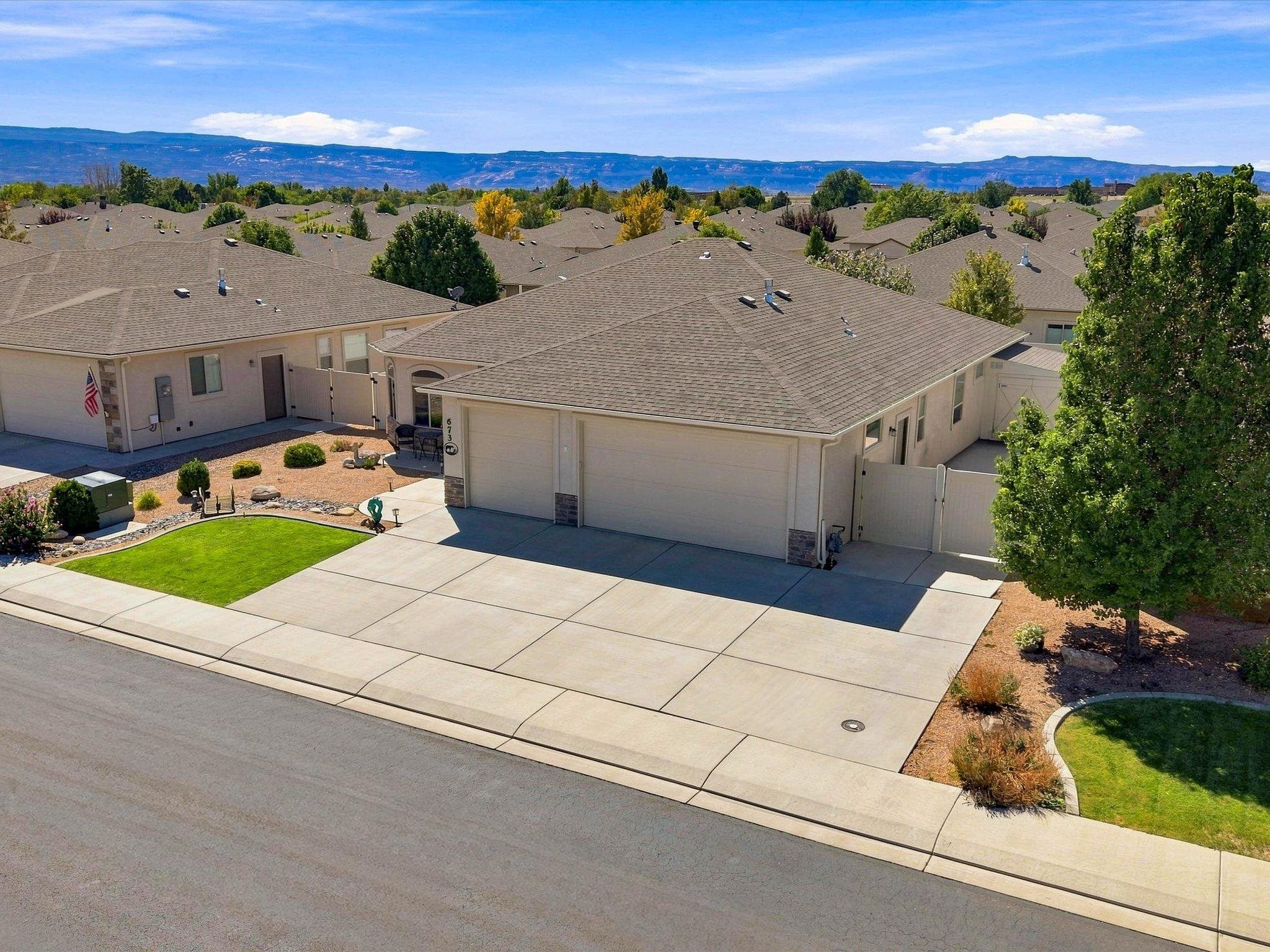 673 Strathearn Drive Property Photo 3