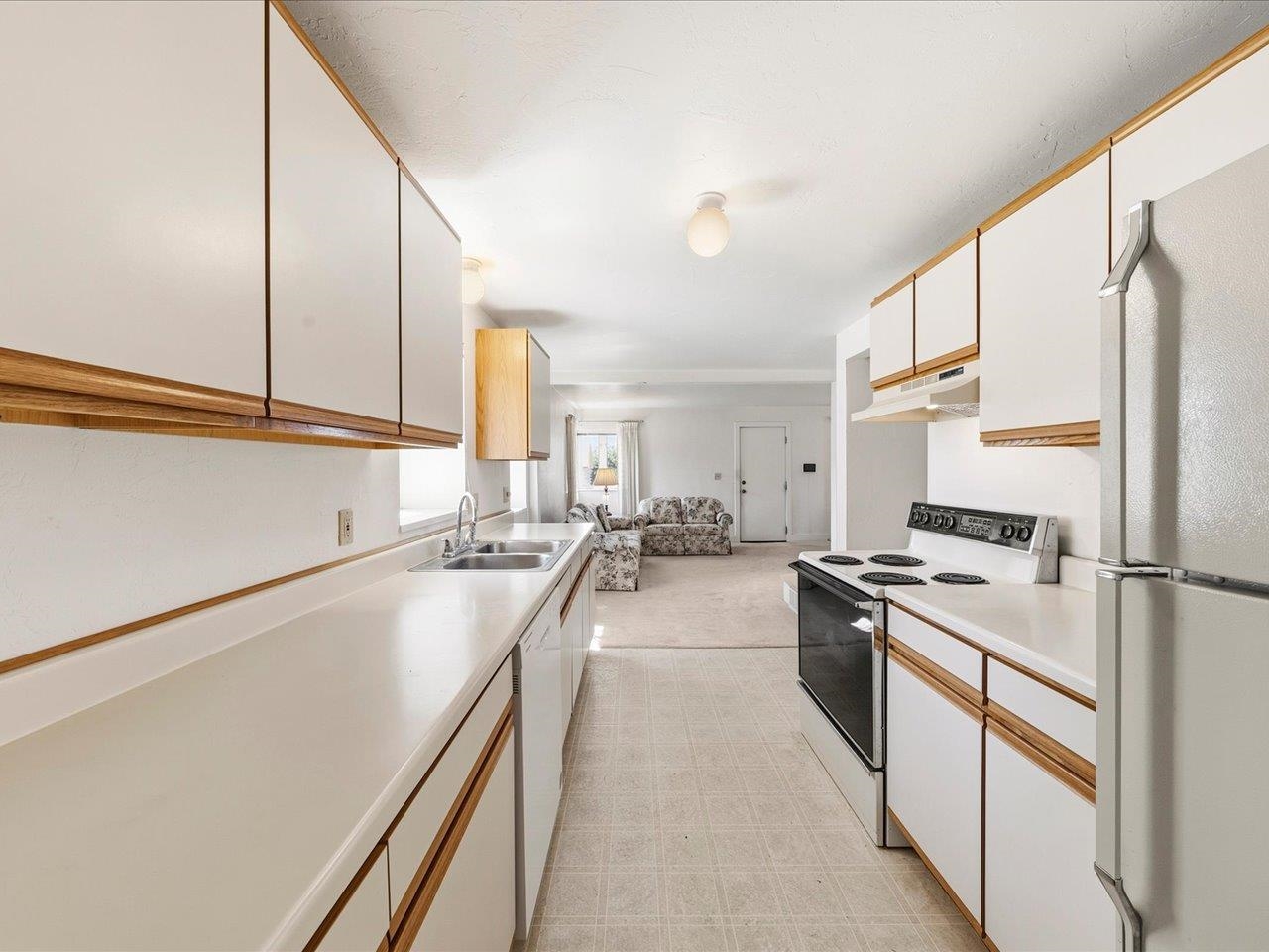 940 Leon Street Property Photo 20