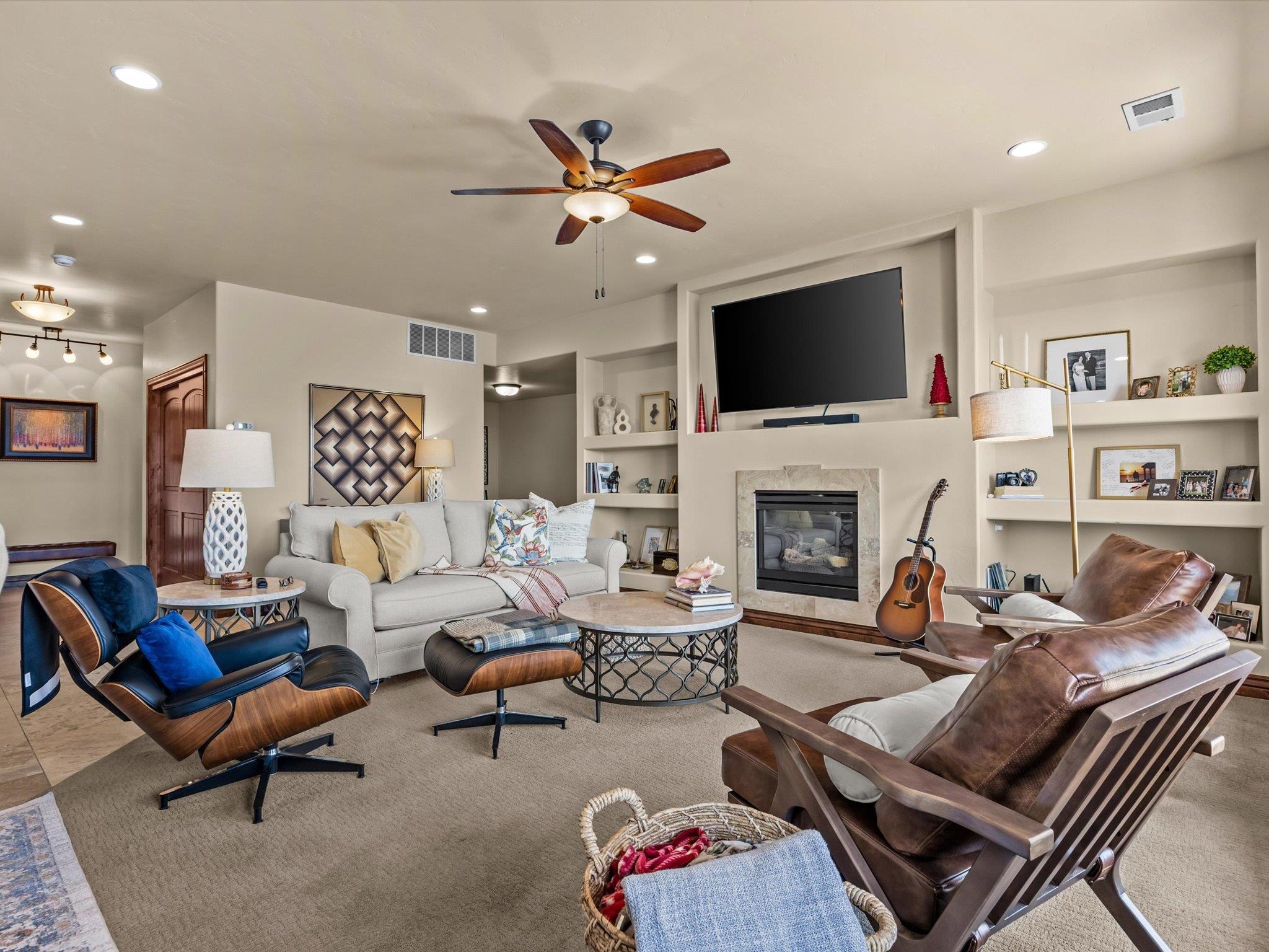 2061 S Broadway Property Photo 4