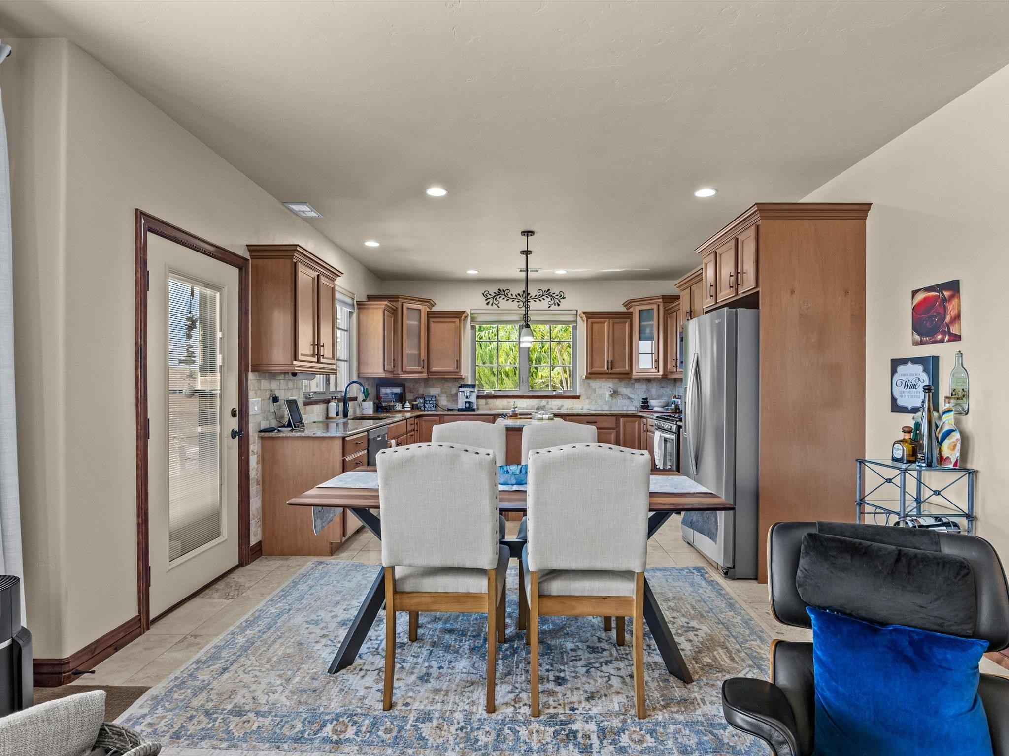 2061 S Broadway Property Photo 8