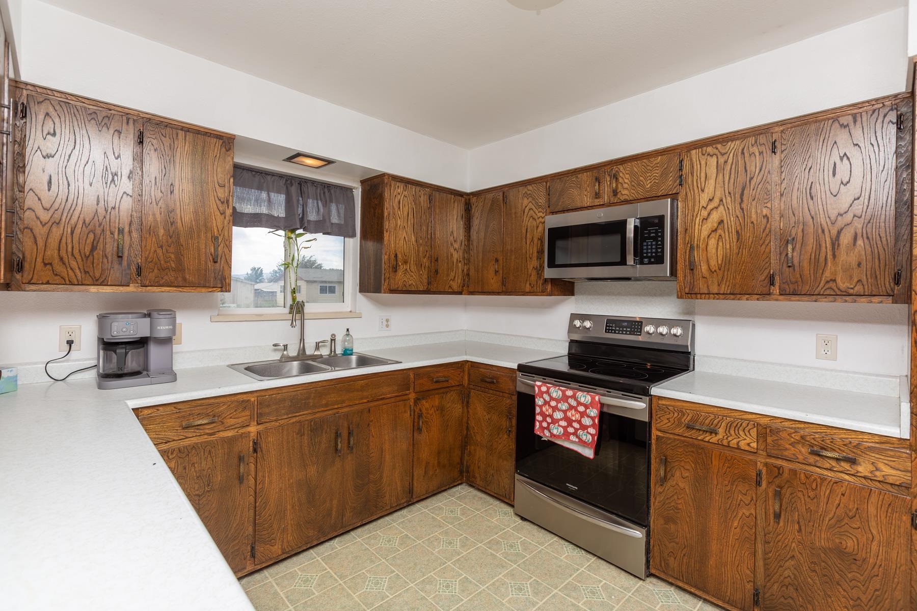 3190 1/2 Elm Avenue Property Photo 11