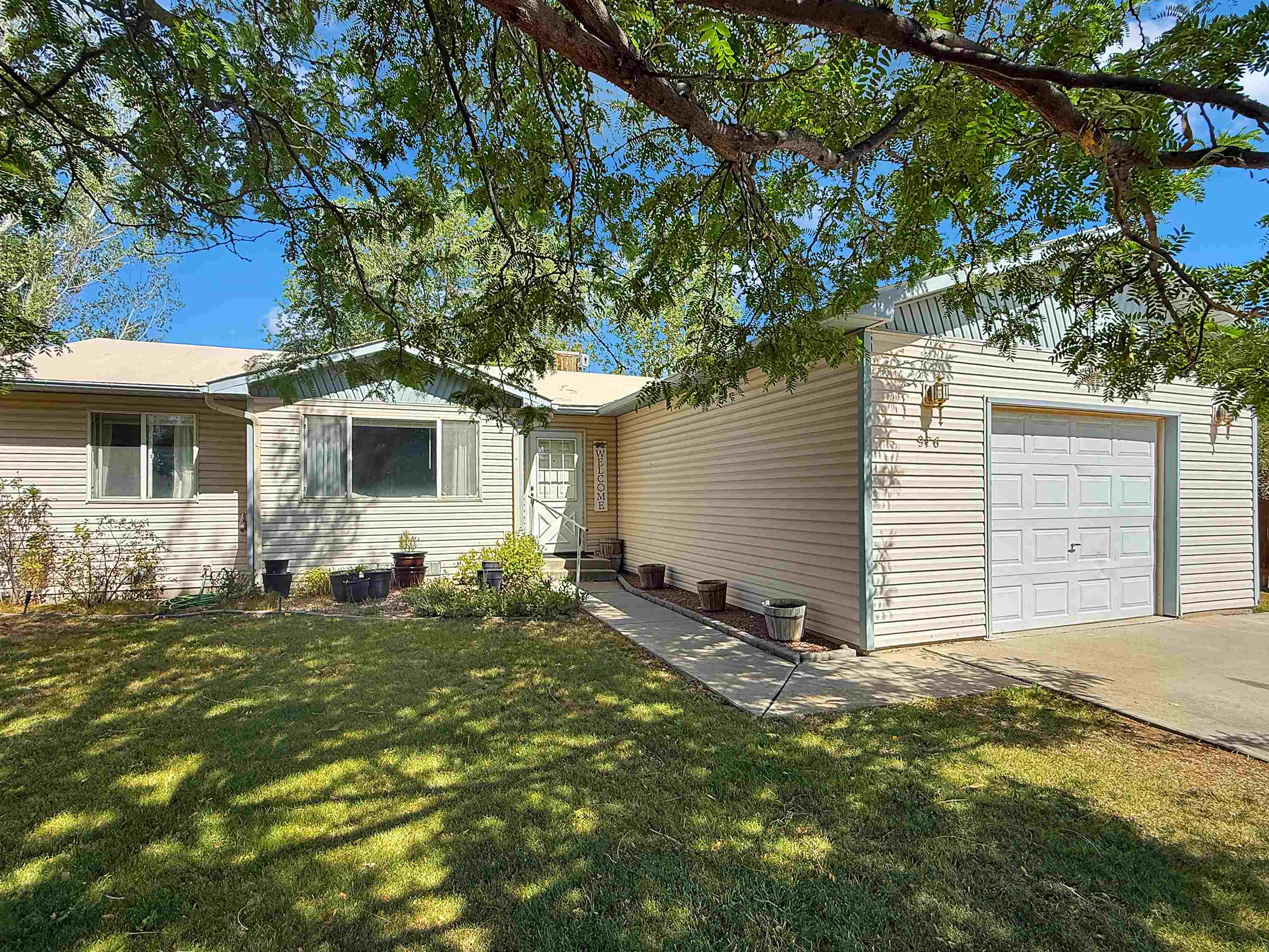 976 Yorkshire Court Property Photo 1
