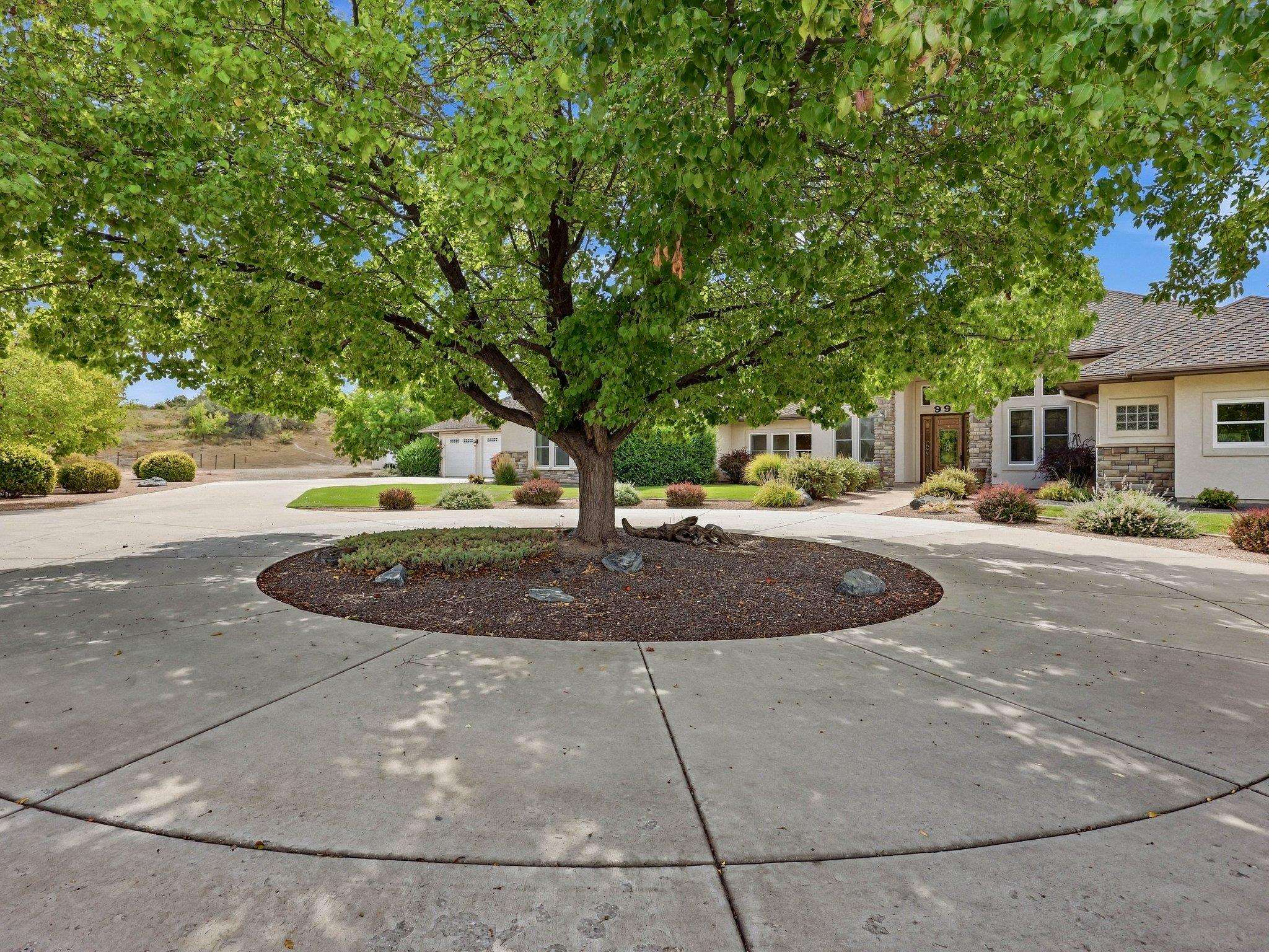 995 Crown Court Property Photo 12