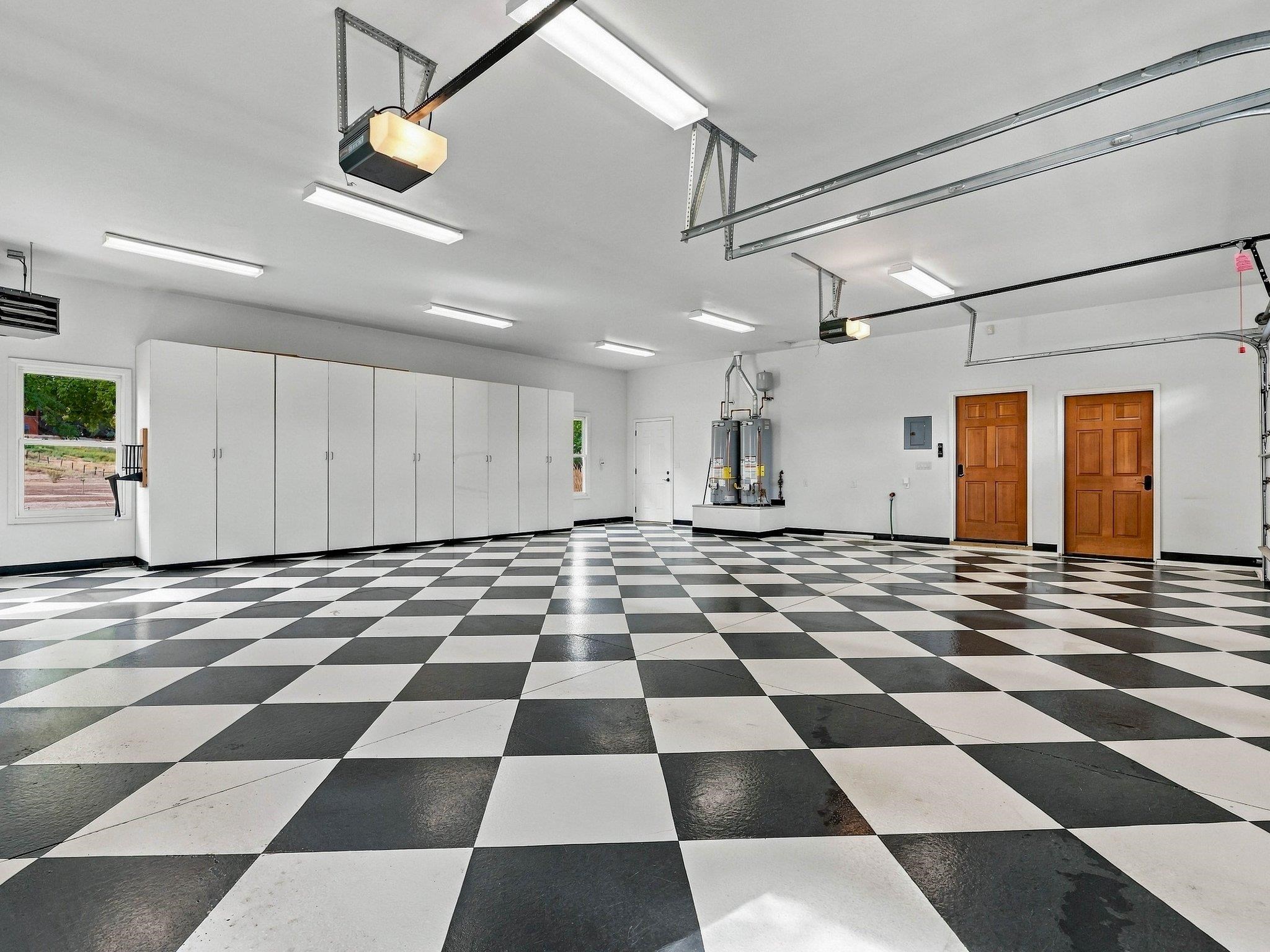995 Crown Court Property Photo 32