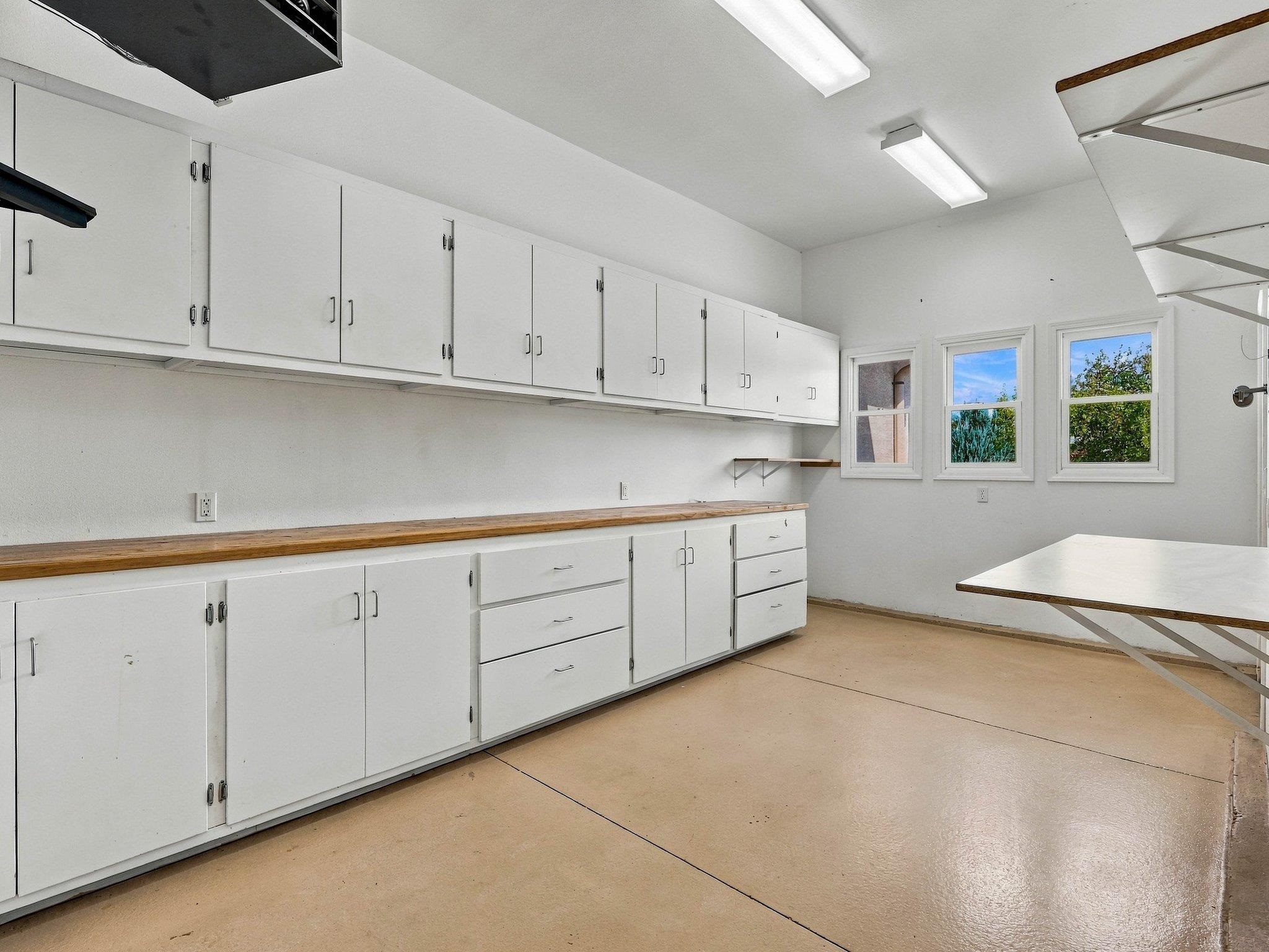 995 Crown Court Property Photo 33