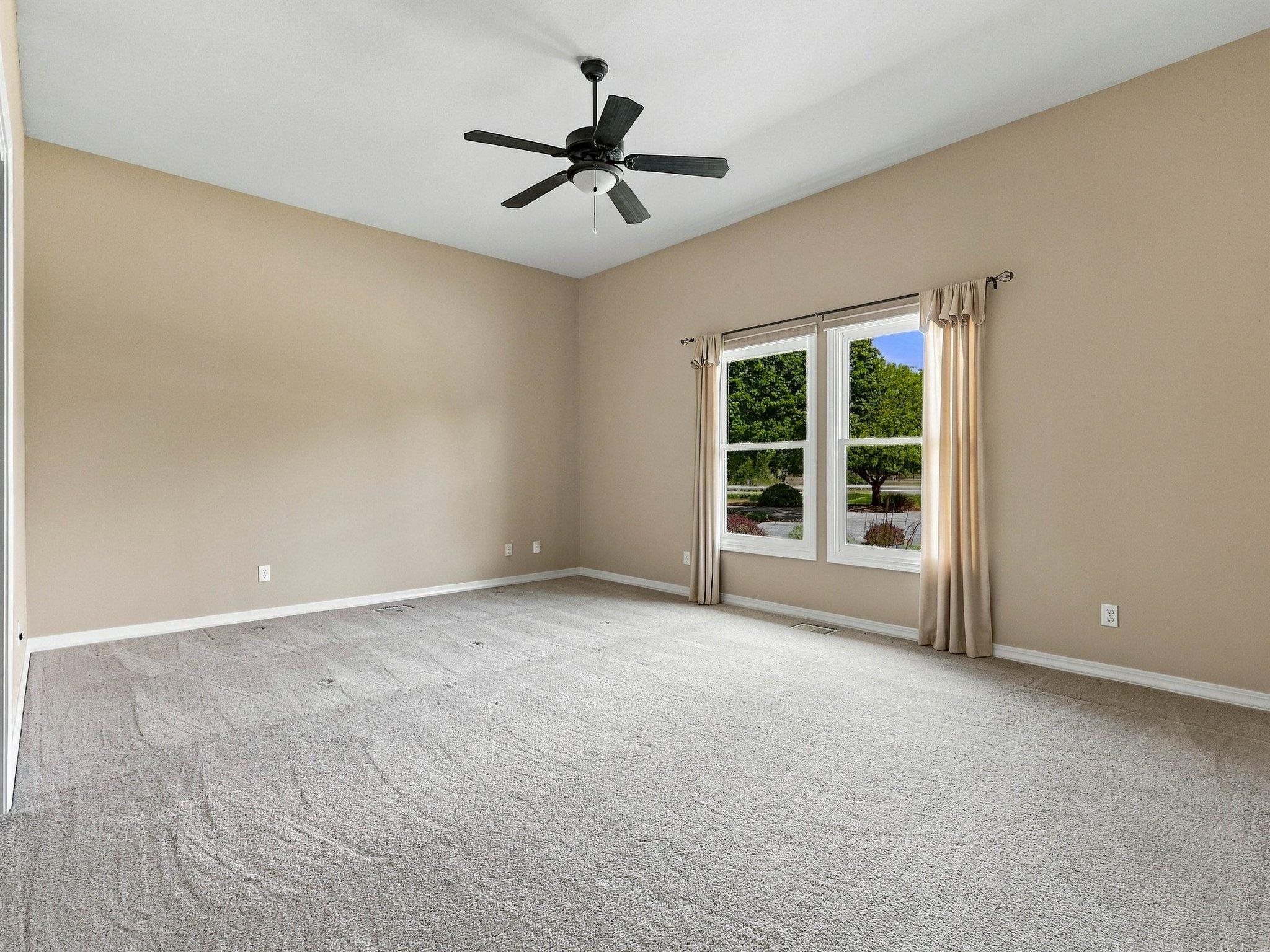 995 Crown Court Property Photo 34