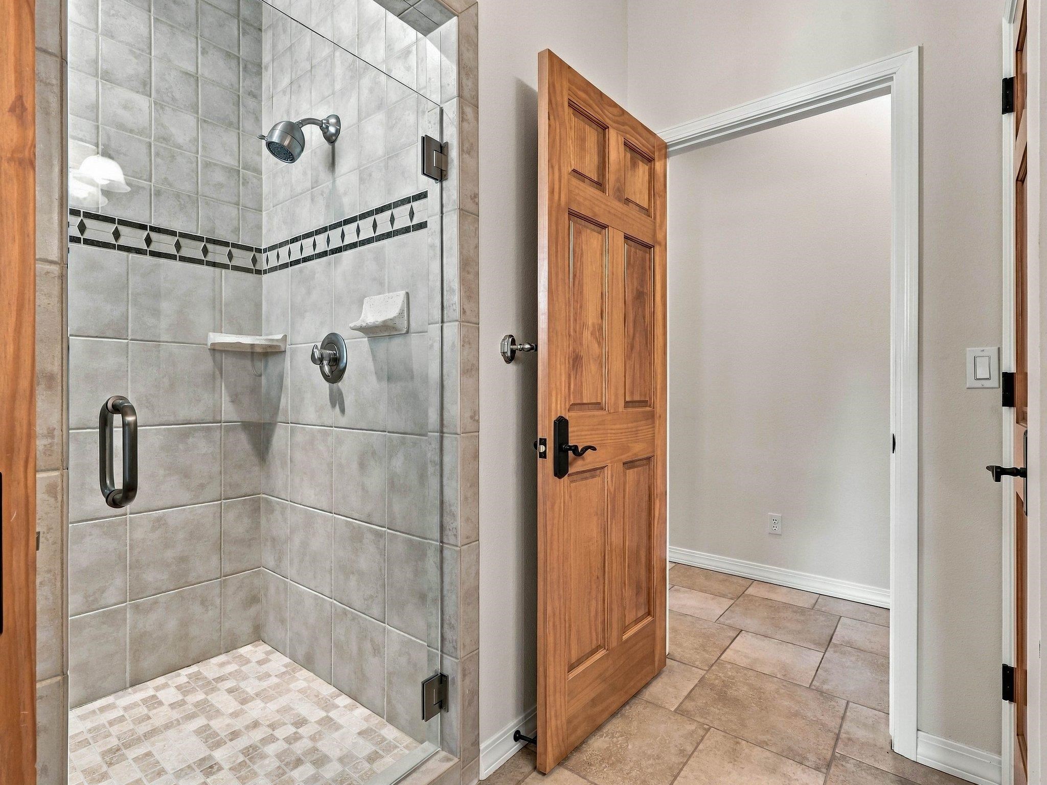 995 Crown Court Property Photo 38