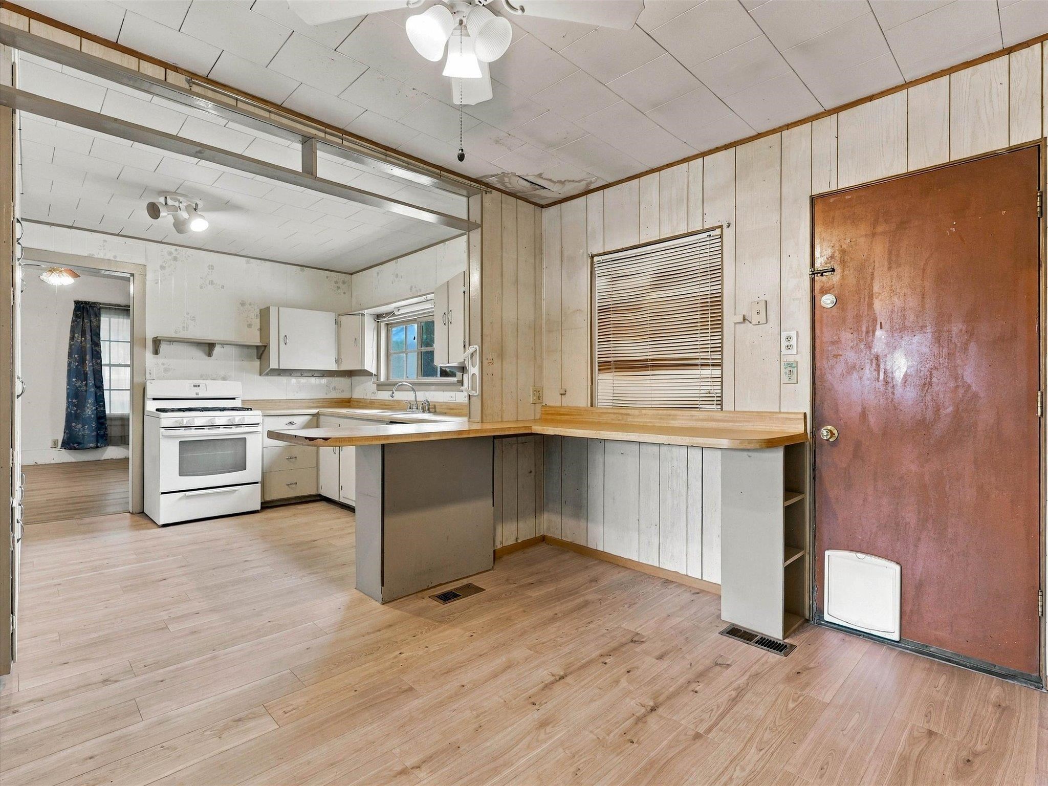 441 Lois Street Property Photo 8