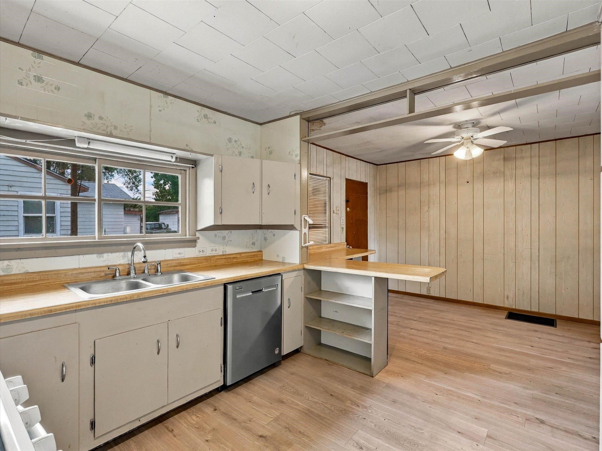 441 Lois Street Property Photo 10