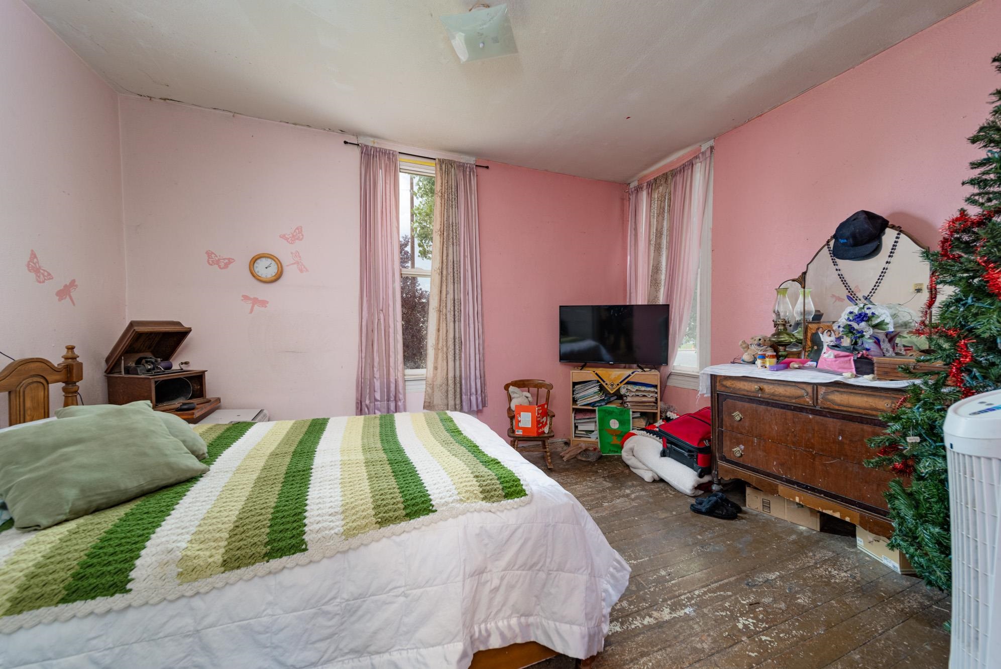 551 E Grand Avenue Property Photo 8
