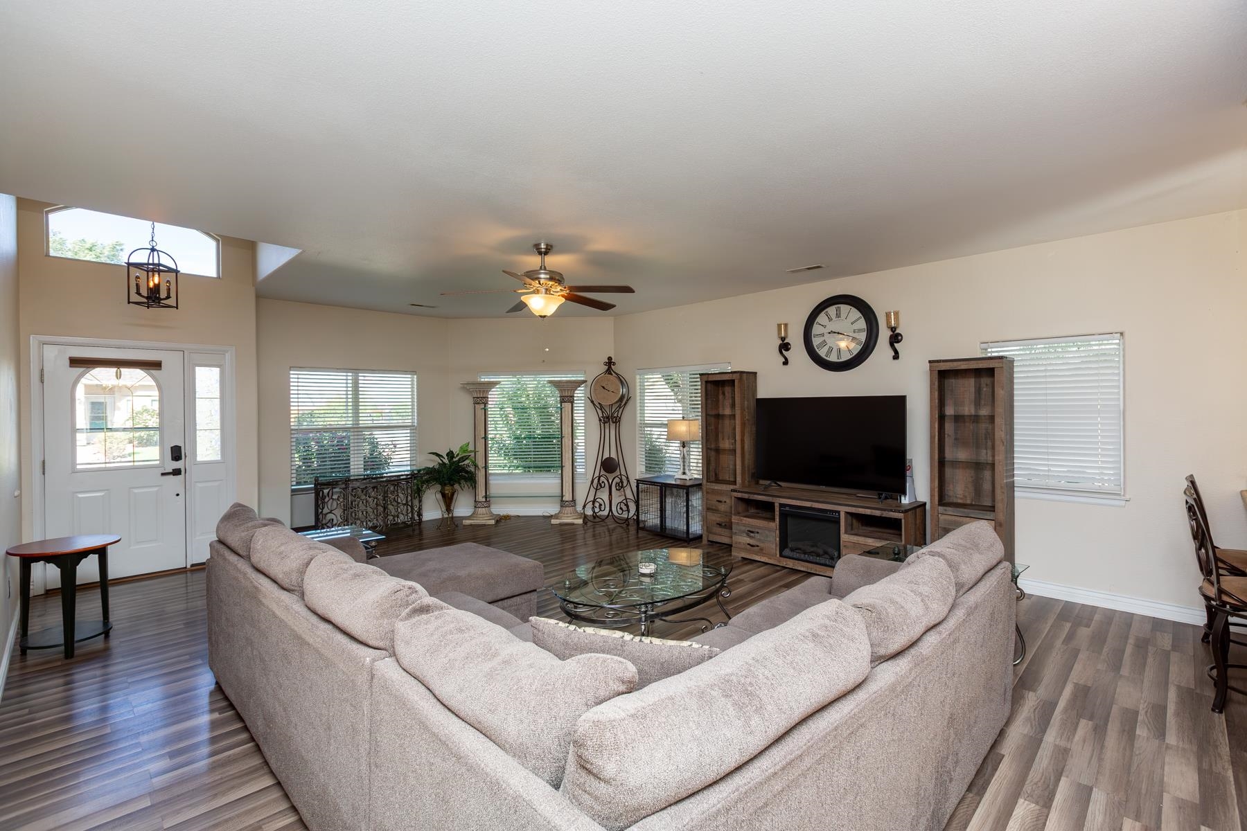 678 Arthur Court Property Photo 4