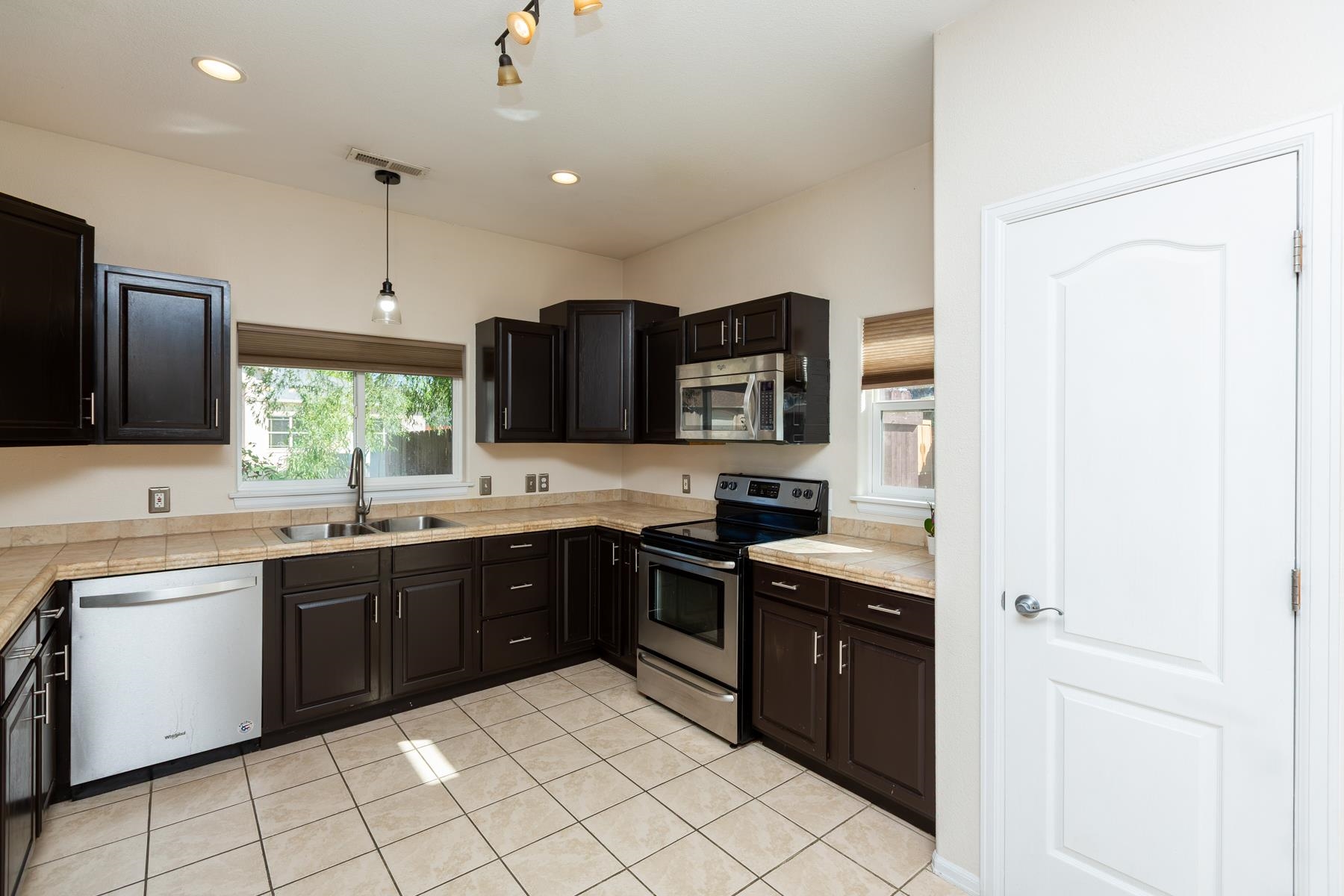 678 Arthur Court Property Photo 10